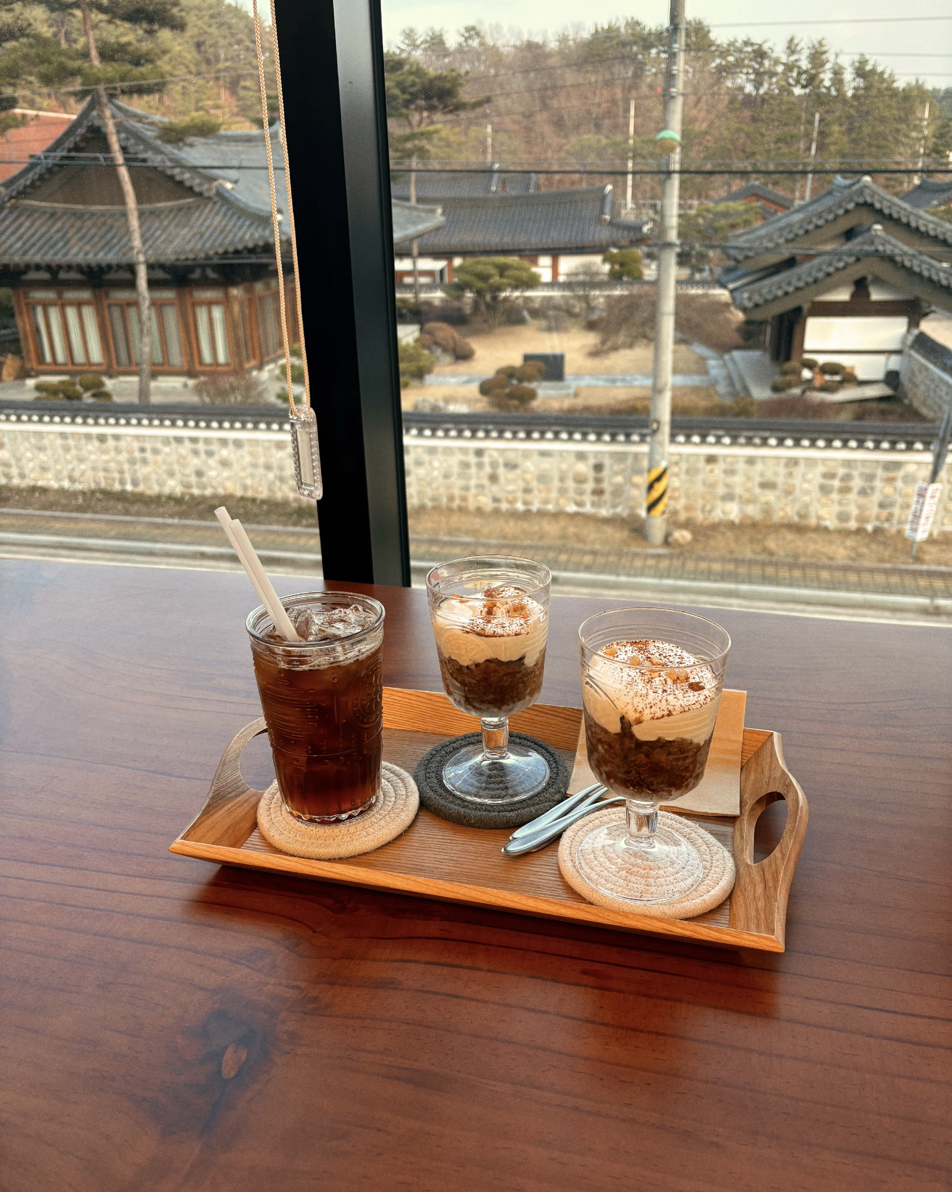 창가 테이블에서 즐기는 여유