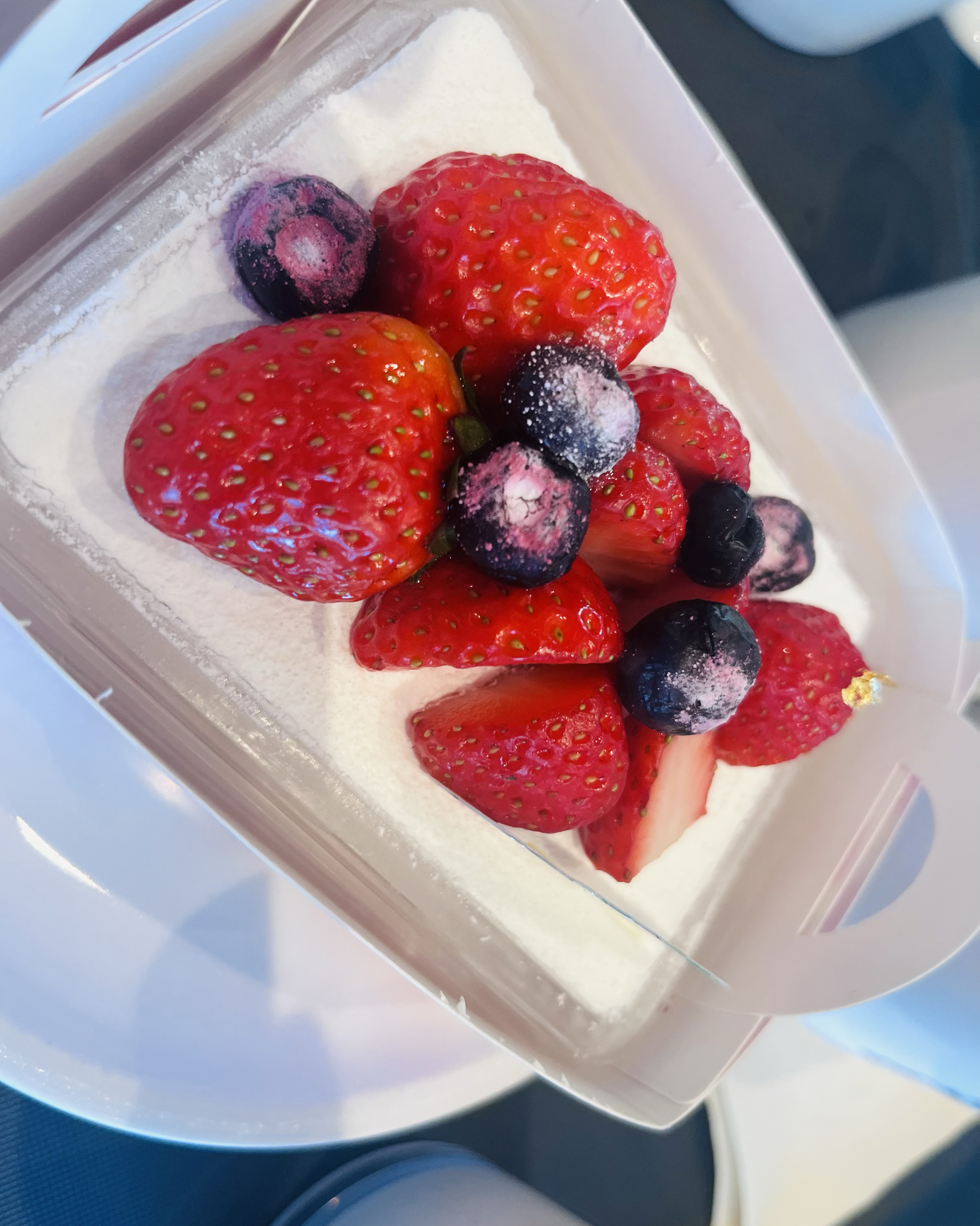 드디어 생딸기 요거트 생크림 먹었네요! 역시 디저트 맛나게 하는 거 같아요 - 천호동 맛집 투썸플레이스 강동명일점