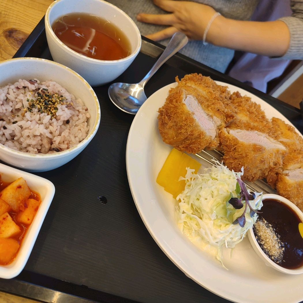 바닷가 놀러가서 돈까스 먹으러 왔는데 ㅎㅎ - 속초 청초호 맛집 홍익돈까스 속초점