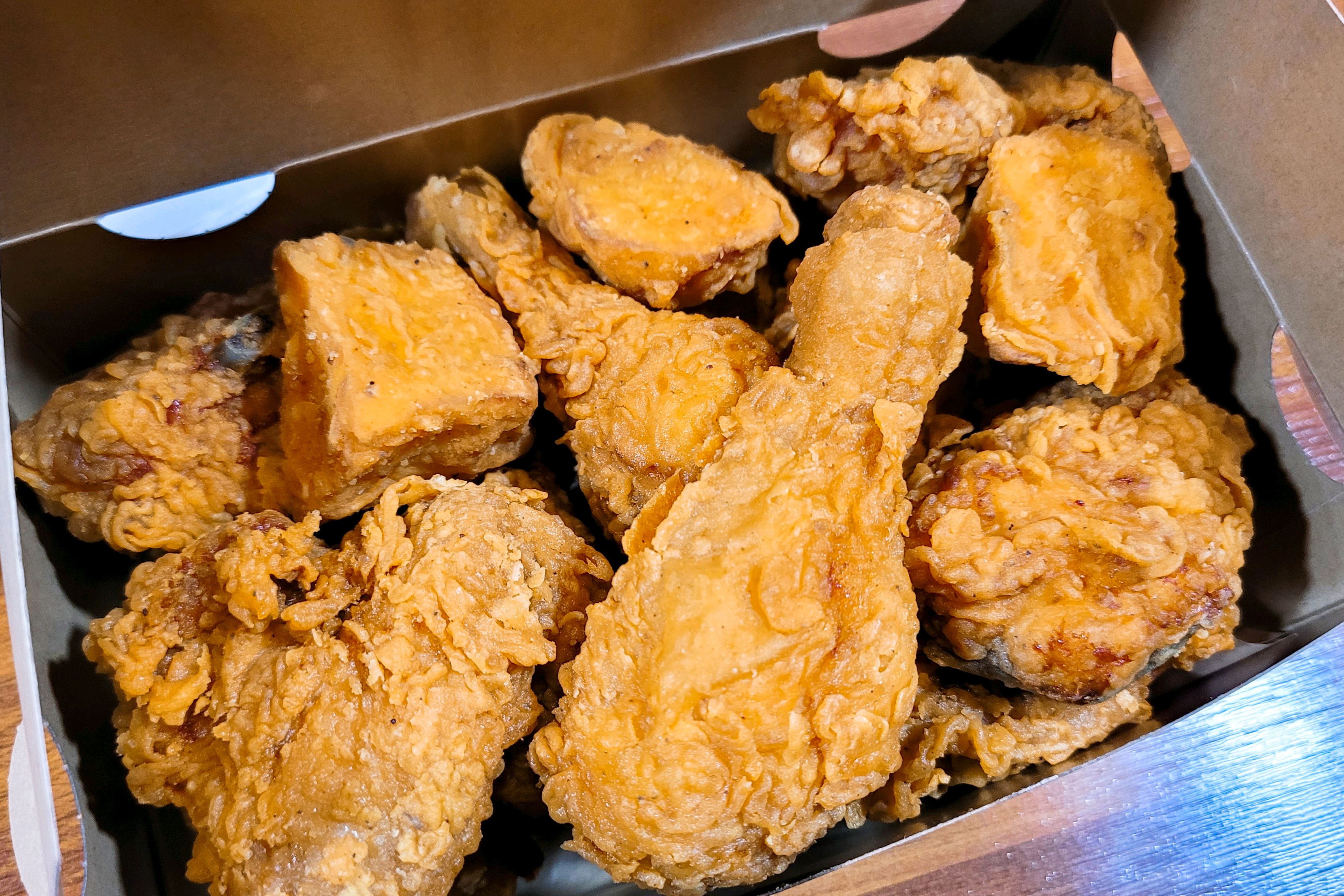 집에 가는길에 치킨 맛집 발견했어요!! 양이 진짜 푸짐하고 치킨도 바삭해서 맛있더라구요