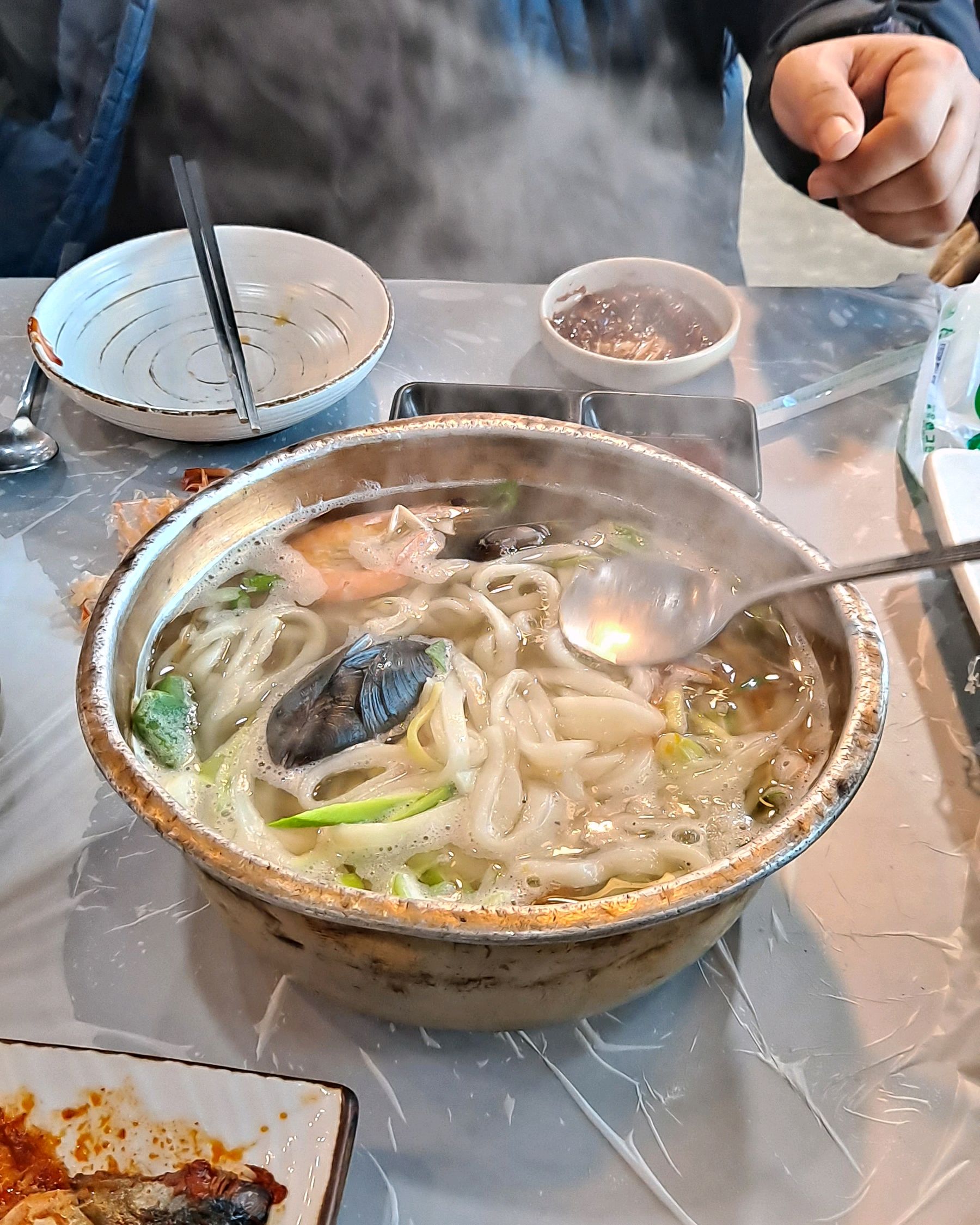 지금보시면 칼국수 저거 2 인분이구요 - 삼척항 맛집 삼척조개구이 회 무한리필
