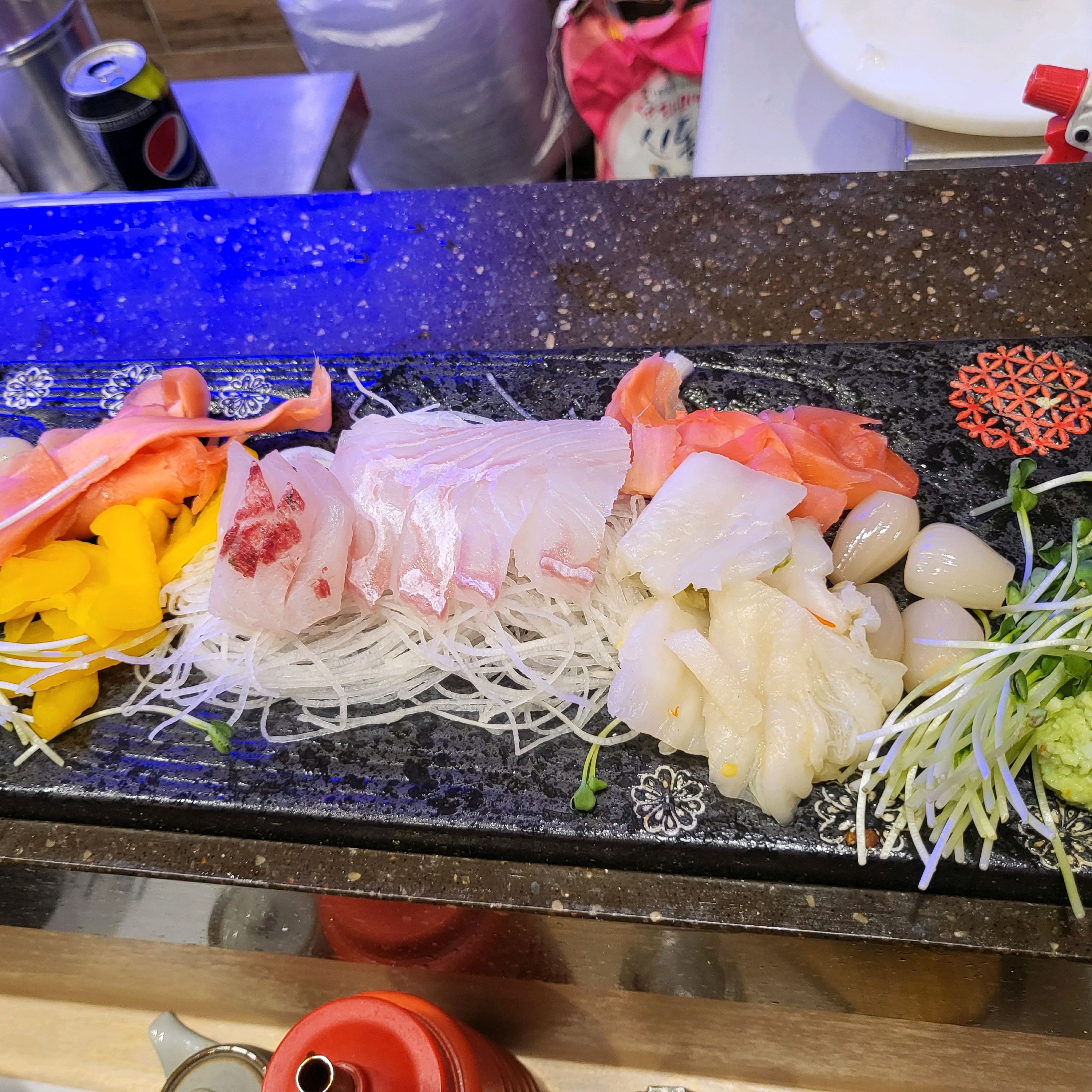 맛은 나쁘지 않았는데 바 자리에 앉으면 돌판이 아니라 이런 넓은 접시에 리필해주세요! 좀 