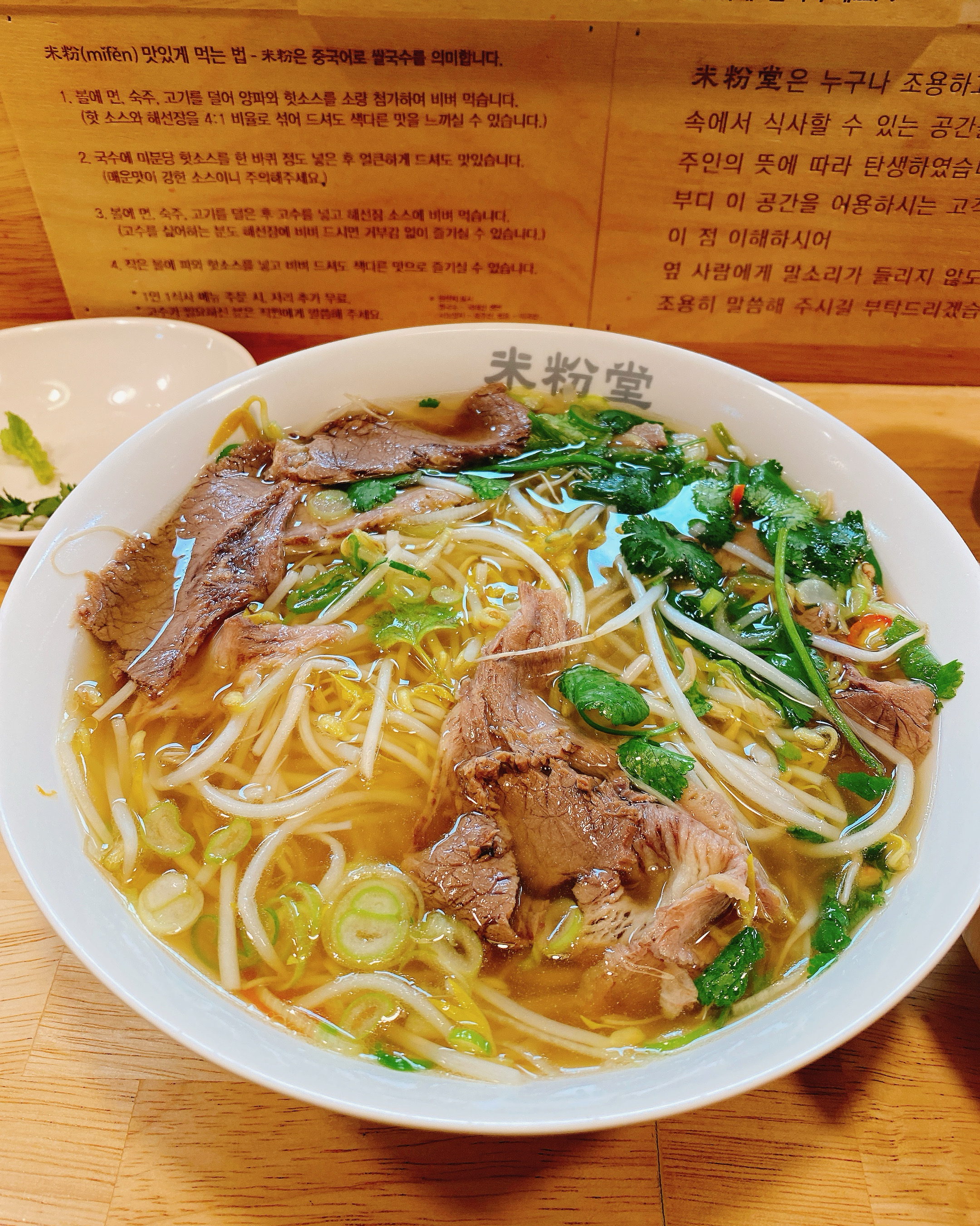 깔끔한 맛이 정말 좋네요! 국물 너무 시원해요. 오픈주방 진짜 깨끗하고 매장인테리어도 진짜