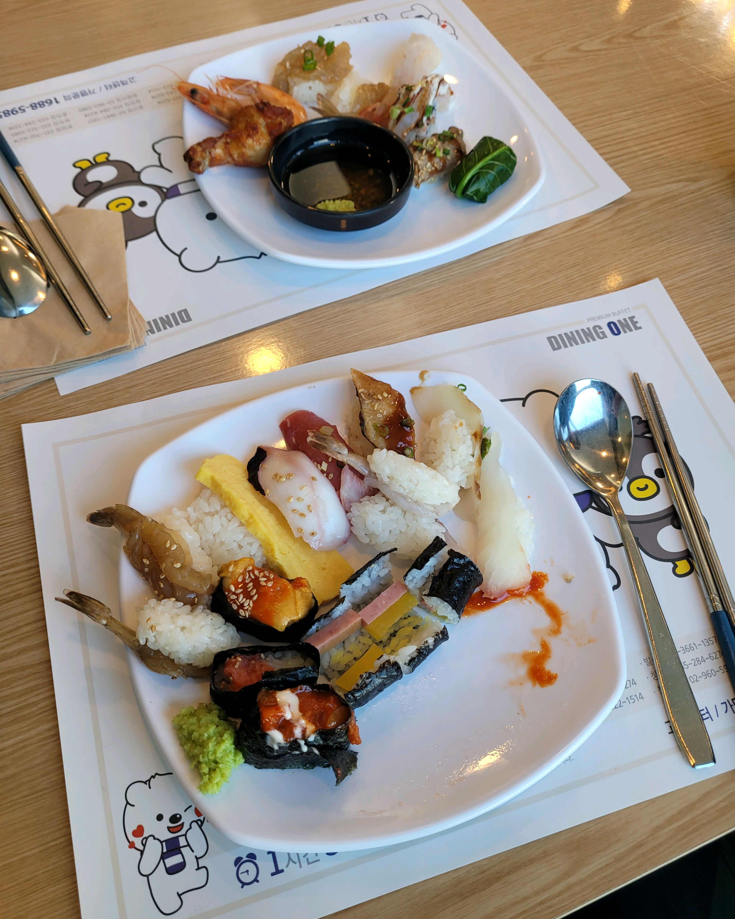 명절 끝나는날 찾아갔는데요 초밥종류도 다양하고 먹을거리도 많고 샐러드는 특히나 맛있고요.