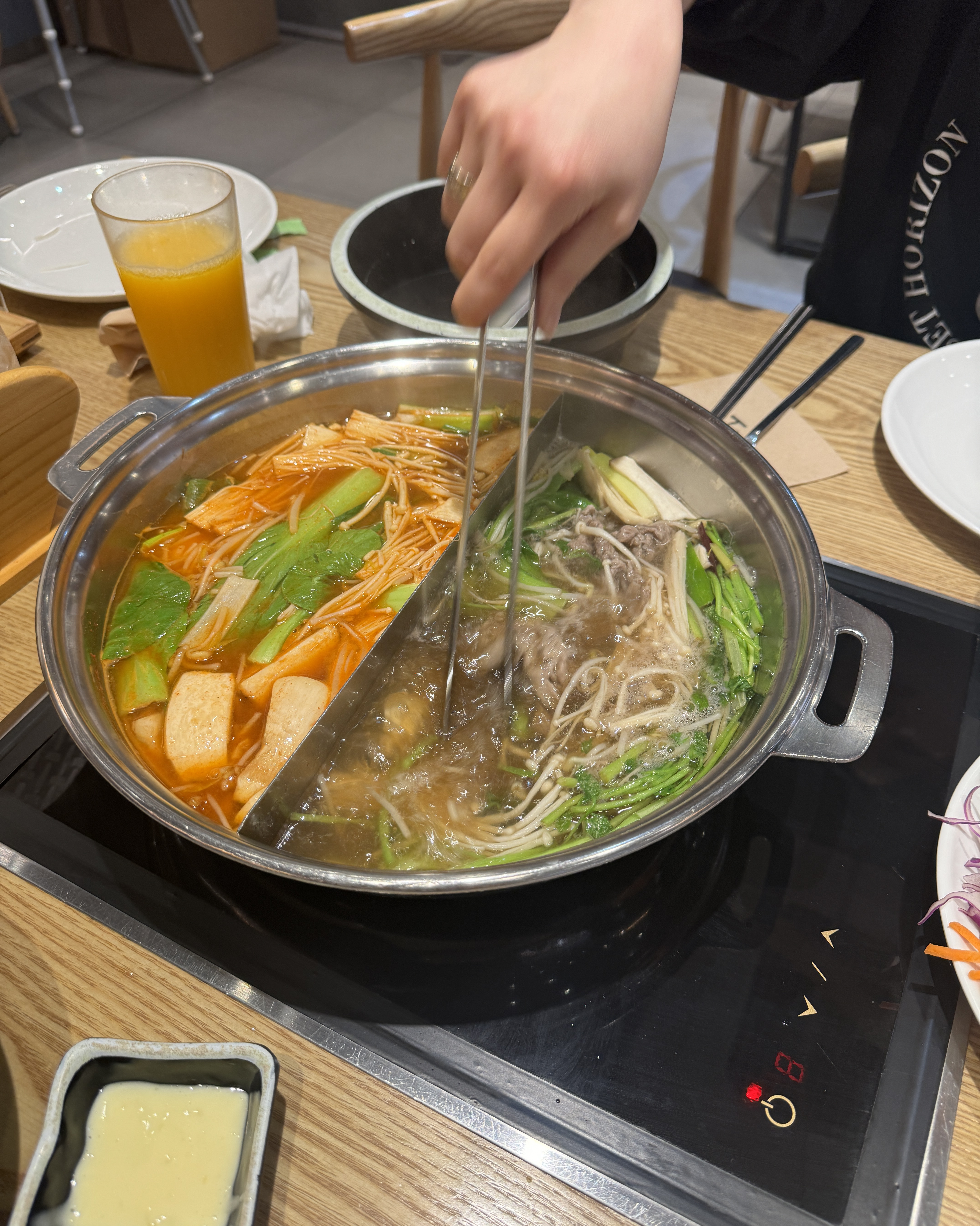 처음 방문이었는데 너무 기분 좋게 식사하고 나왔습니다 일단 매장도 넓고 야채 신선도도 엄청