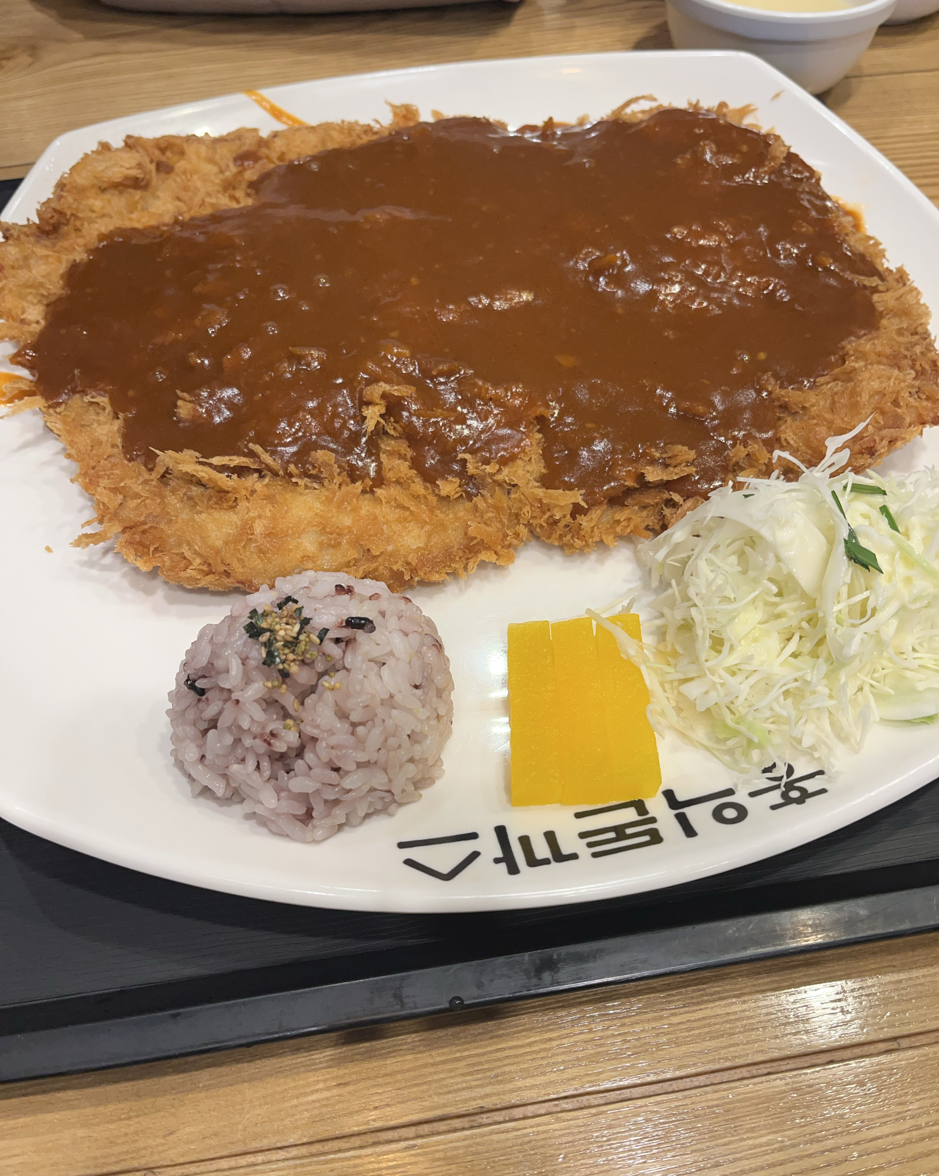 홍익돈까스는 진짜 2인분 크기이고 ㅎ 새우볶음밥은 중간맛 시켰는데도 꽤 매콤하네요~ - 동탄 호수공원 맛집 홍익돈까스 2동탄호수공원점
