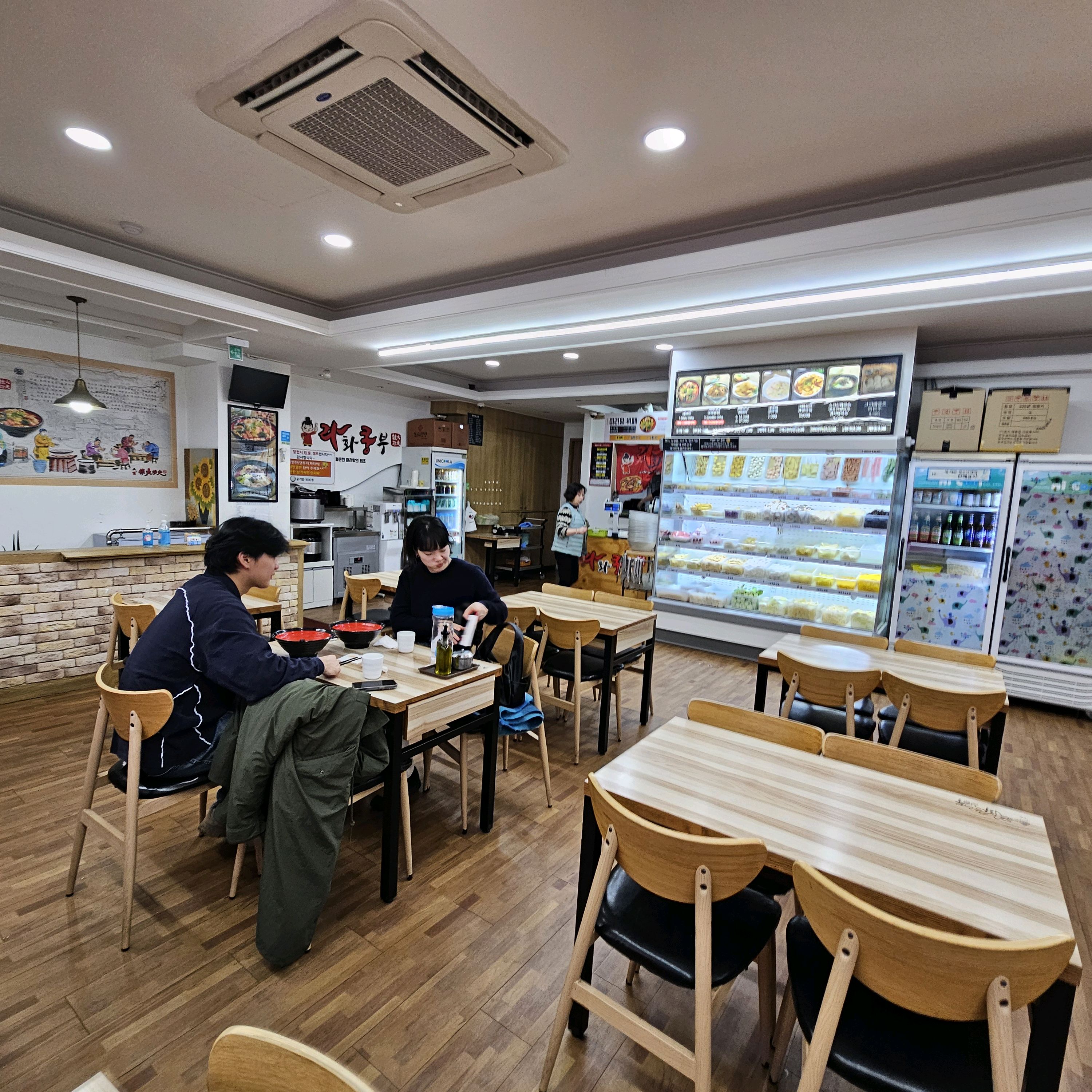 고기 종류도 무게로 계산해서 넣어주는 점이 신기했습니다. 그런데 남자 사장님은 좀 분위기가