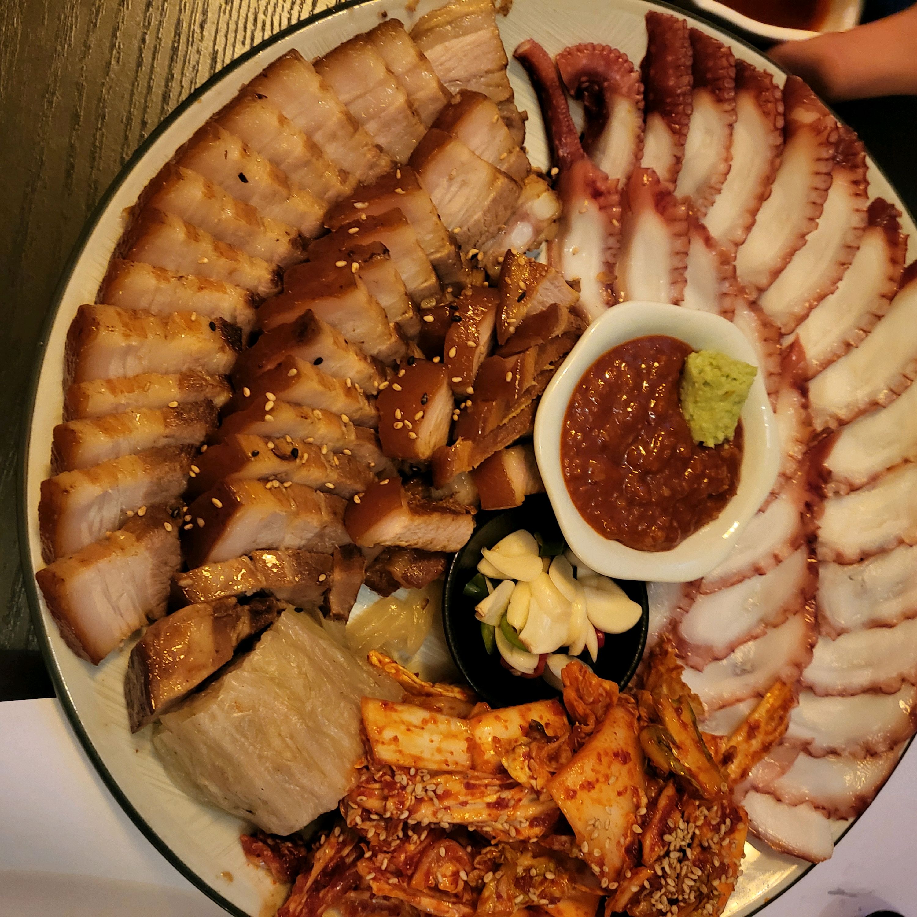 문어보쌈삼합이 땡겨 검색하다 평이 좋아 아기랑 방문했는데 분위기가 완전 술집이여 조금 당황