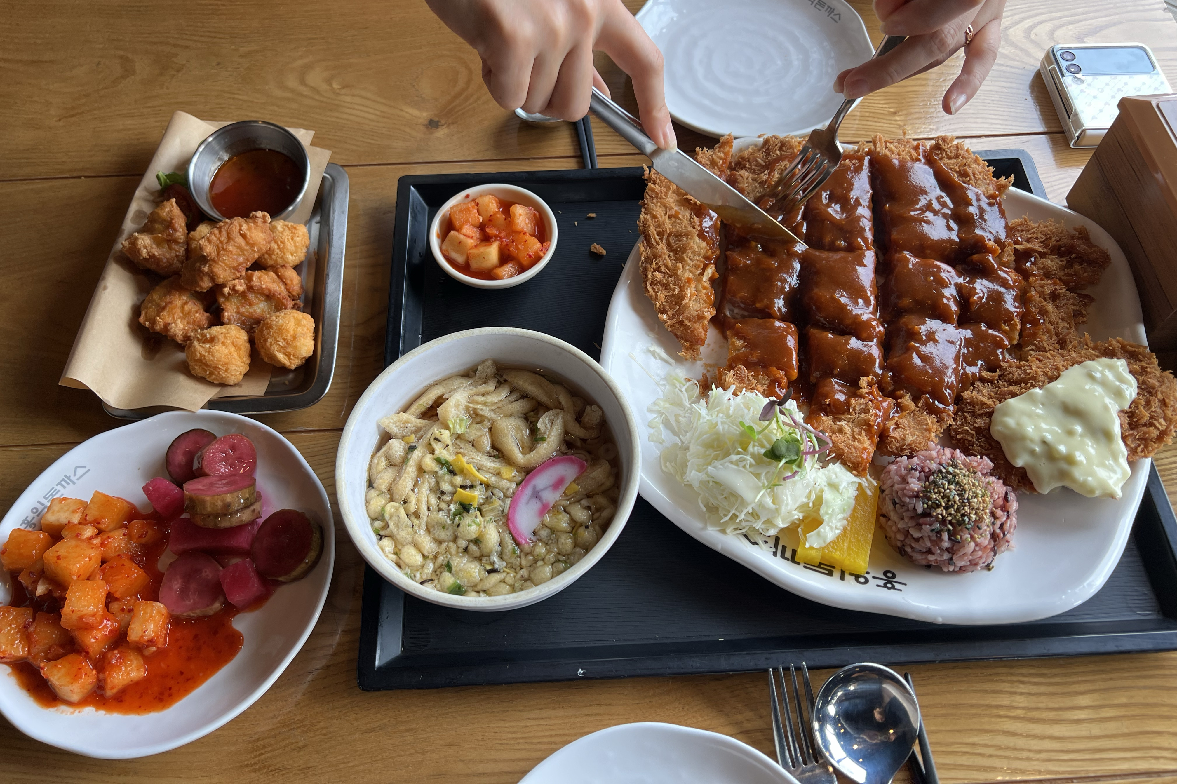 오늘은 마침 사람들이 많을 시간이라 대기를 좀 했습니다. 대기 리스트에 메뉴까지 미리 기록