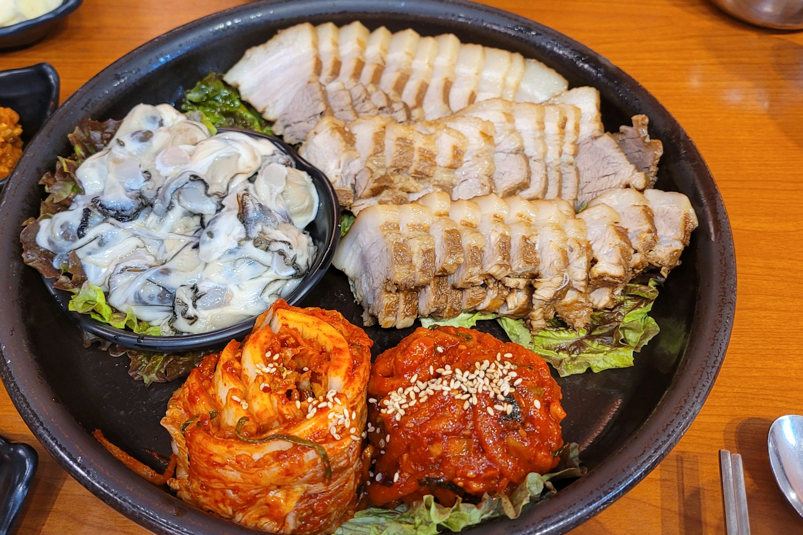 이번에는 굴보쌈으로 먹었는데 싱싱하니 참 맛있게 먹었어요! - 불당동 맛집 항아리 보쌈 불당점