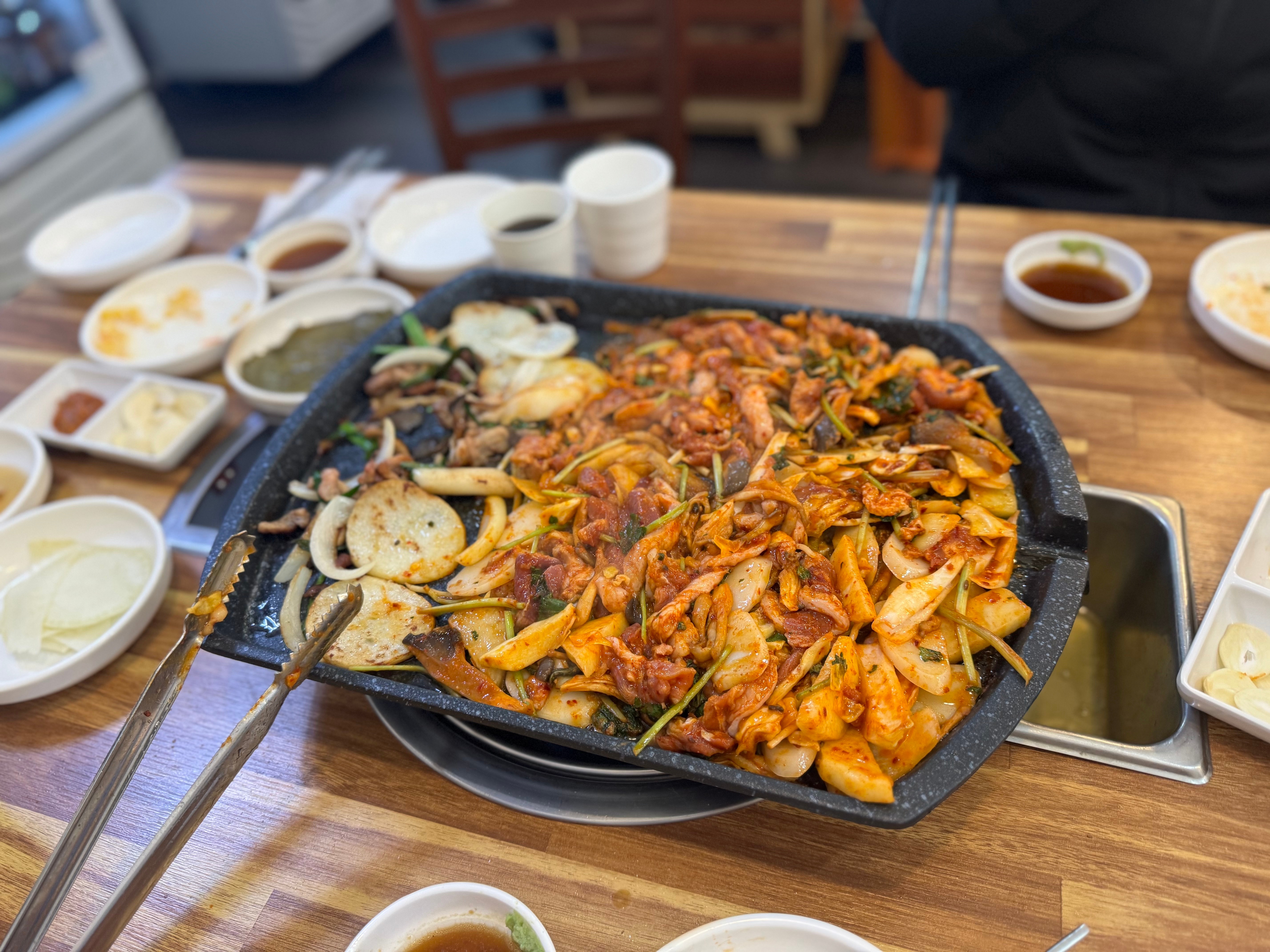 양도 많구 맛도 모두 맛있어요 양념특히 추천합니다^^오리메뉴시키면 나오는 오리뼈탕도 얼큰하
