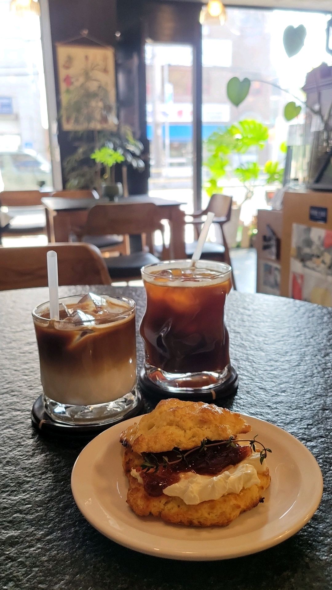 커피도 맛있고 이번에 새로나온 비스킷도 너무 맛있어요ㅎㅎ - 망원동 맛집 페트롤플레이스