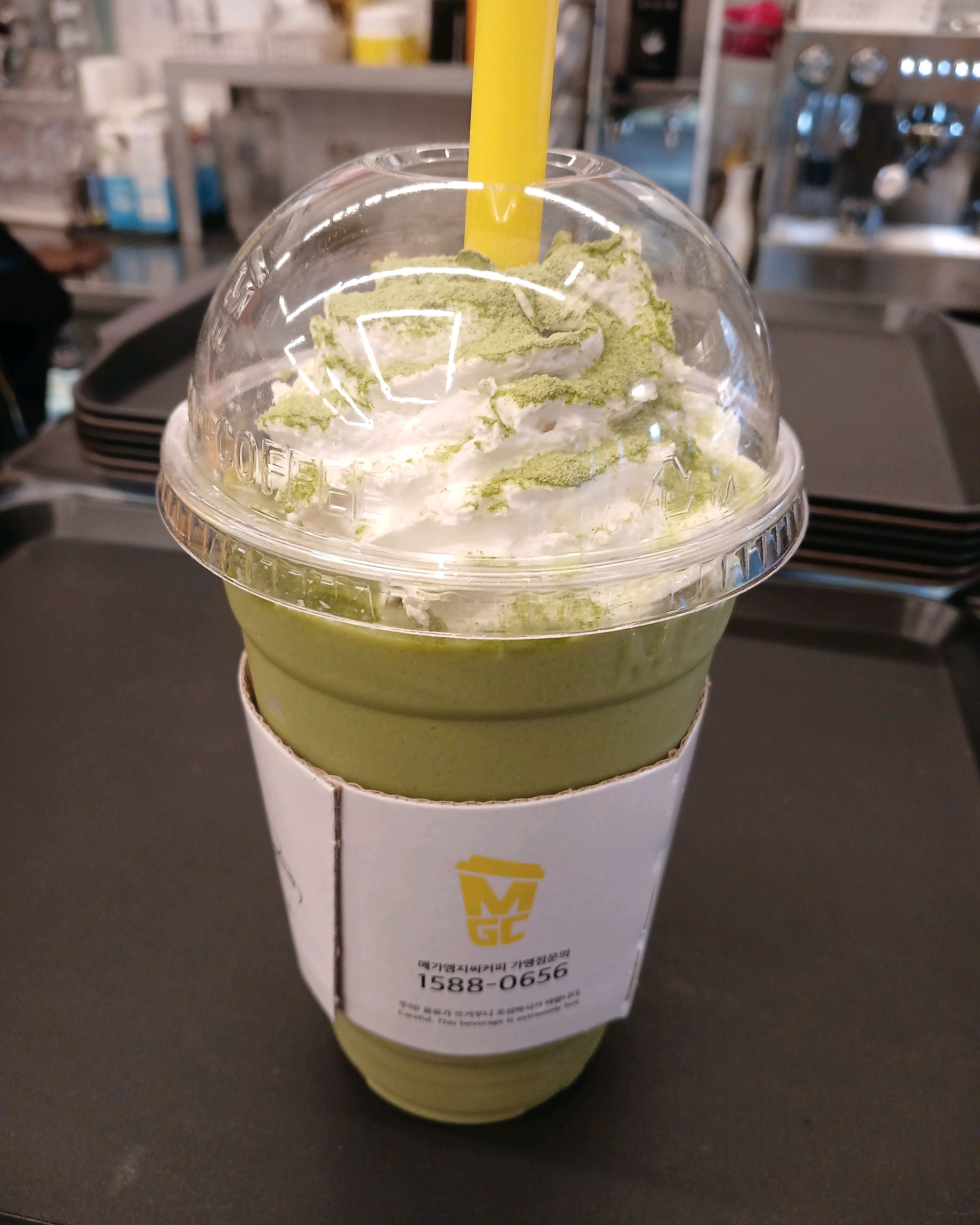 먹다 보면 녹차의 쓴 맛이 약간 올라옵니다. 심하지는 않고요 맛있었습니다. 고급스러운 느낌