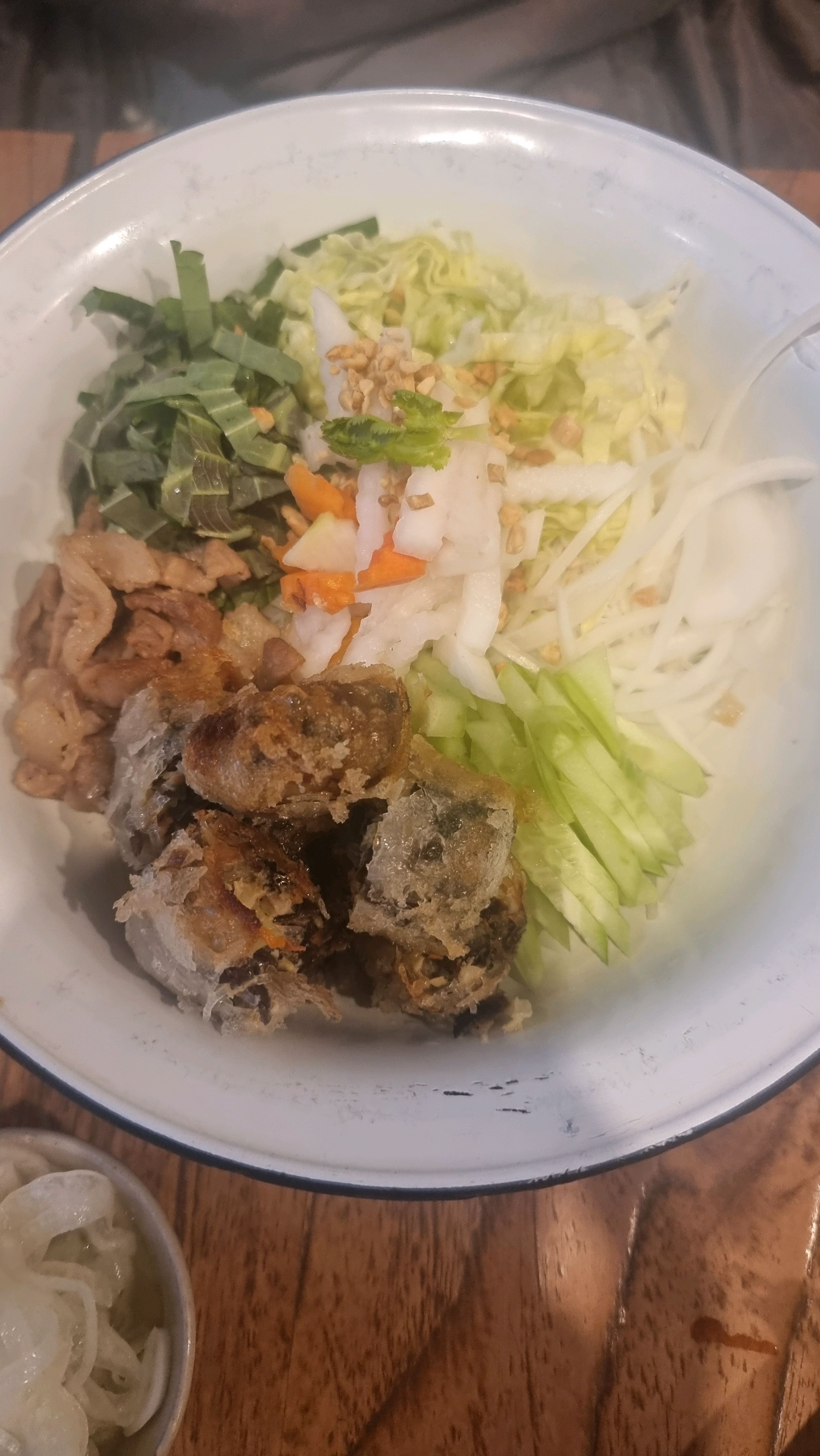 오랜만에 베트남 쌀국수 맛집 찾았어요. 현지인이 만들어 그런가 분짜가 담백하고 짜조도 고소