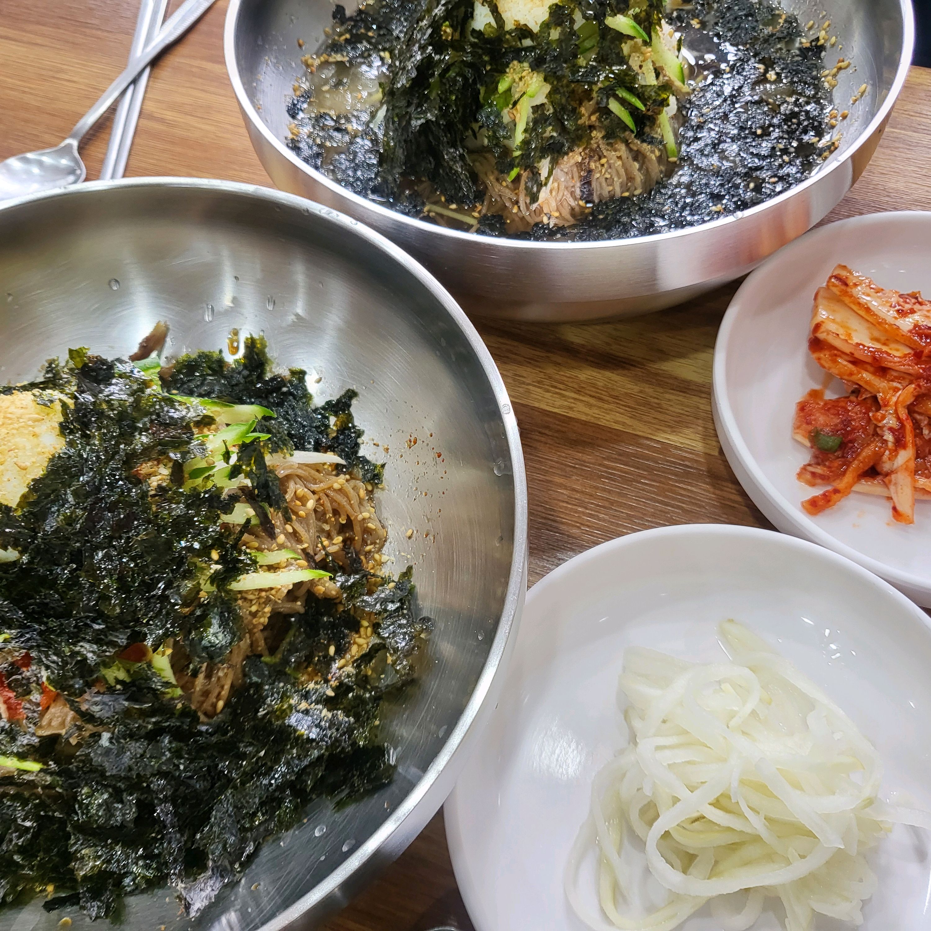 막국수보다는 냉면에 가까워요.. 면도 막국수와 냉면 중간쯤입니다. 간은 자극적이지 않고 맛