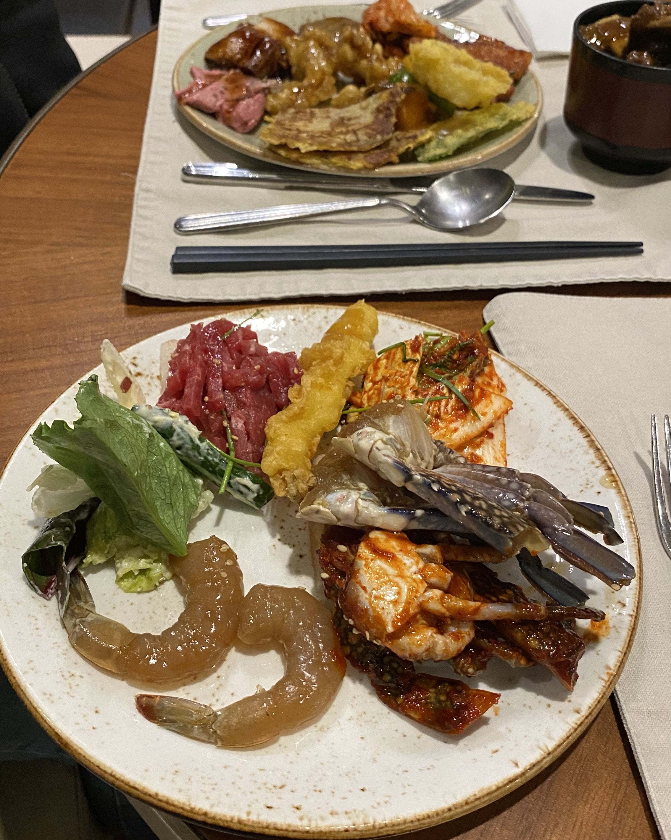 다양한 음식이 담긴 접시