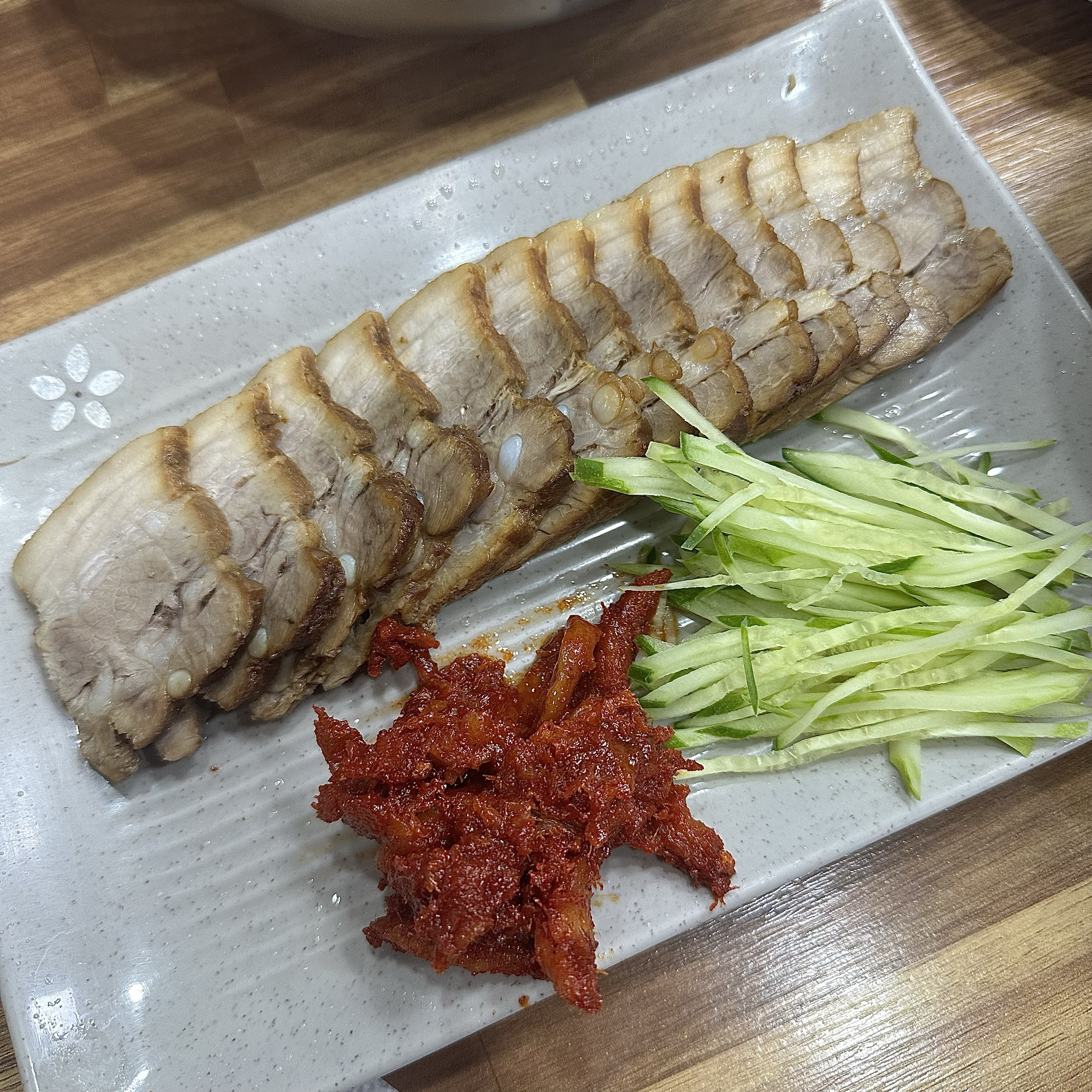 고기는 부드럽고 명태회무침이랑 싸먹으면 너무 맛있더라구요! 막국수는 기호대로 넣어서 맞춰먹