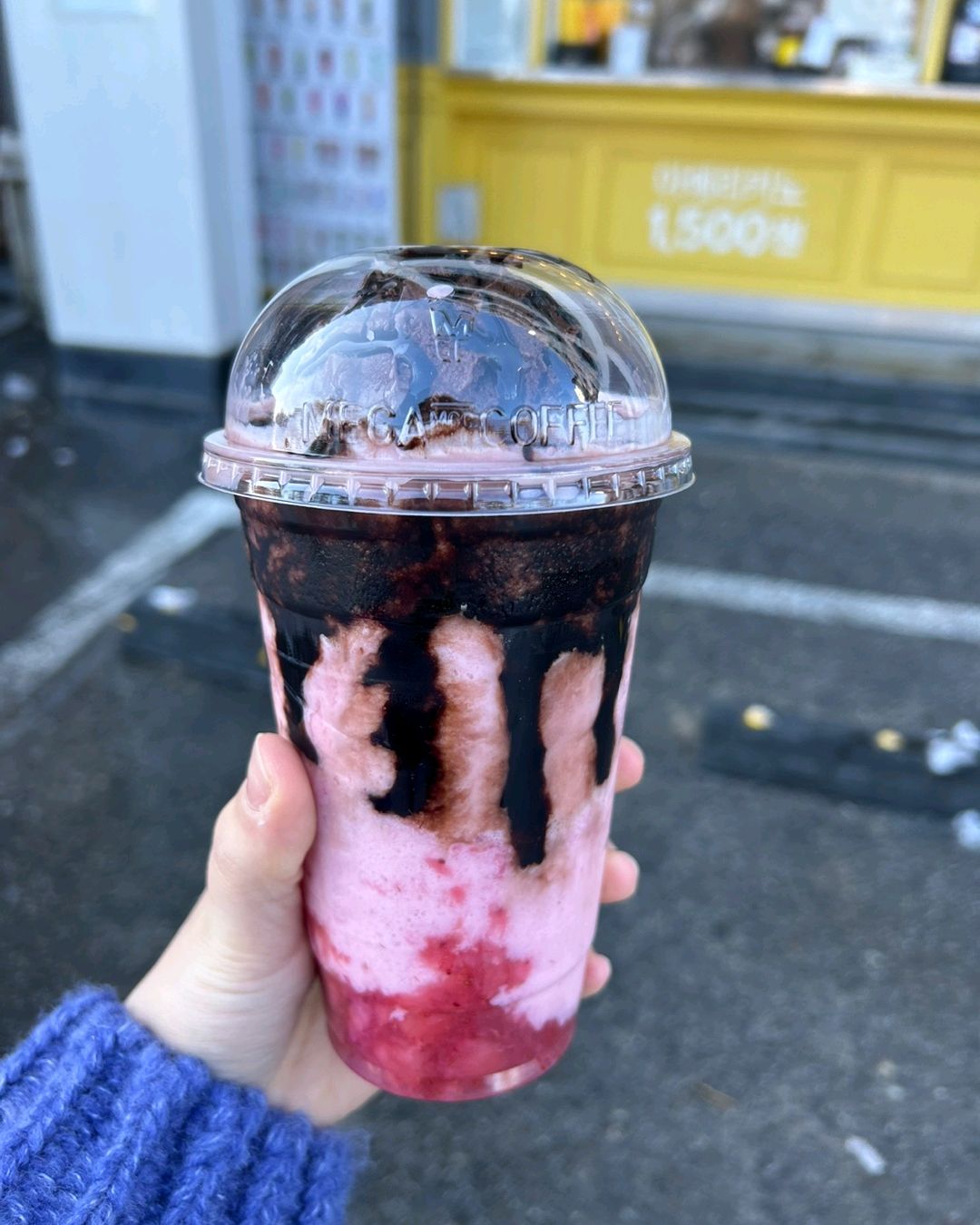 메가커피아메리카노 특징이 쓰고 탄맛이강해서 별 기대안하는데 경포해수욕장점 오전에 여자분이