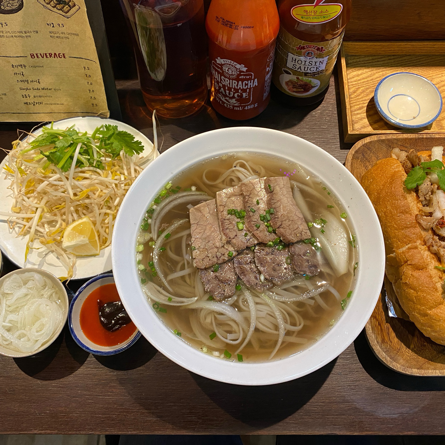 맛집이래서 찾아갔습니다! 일단 양이 엄청 푸짐하고요 많은 리뷰들 처럼 반미가 정말 맛있습니