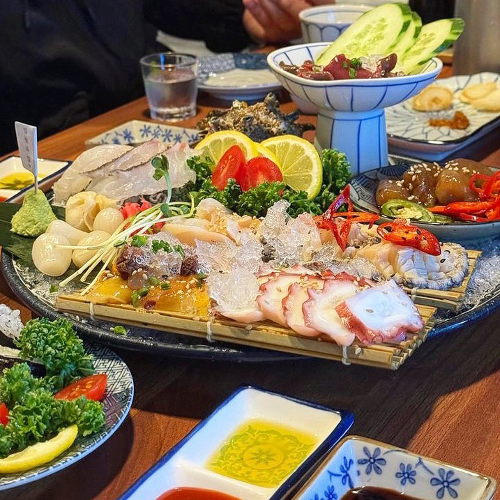 친구들하고 어디갈지 고민끝에 해산물 맛집이래서 왔던 일육 ! 해산물도 구이종류도 너무신선하