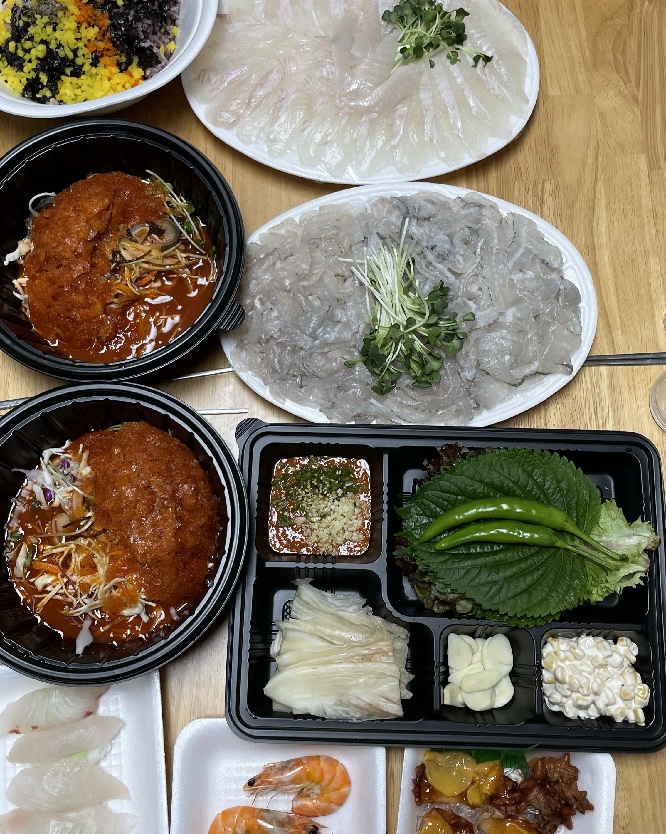 회가 양도 많고 너무 맛있어요!!! 그외 초밥이랑 물회,백김치까지 다 맛있어요 자주 가서