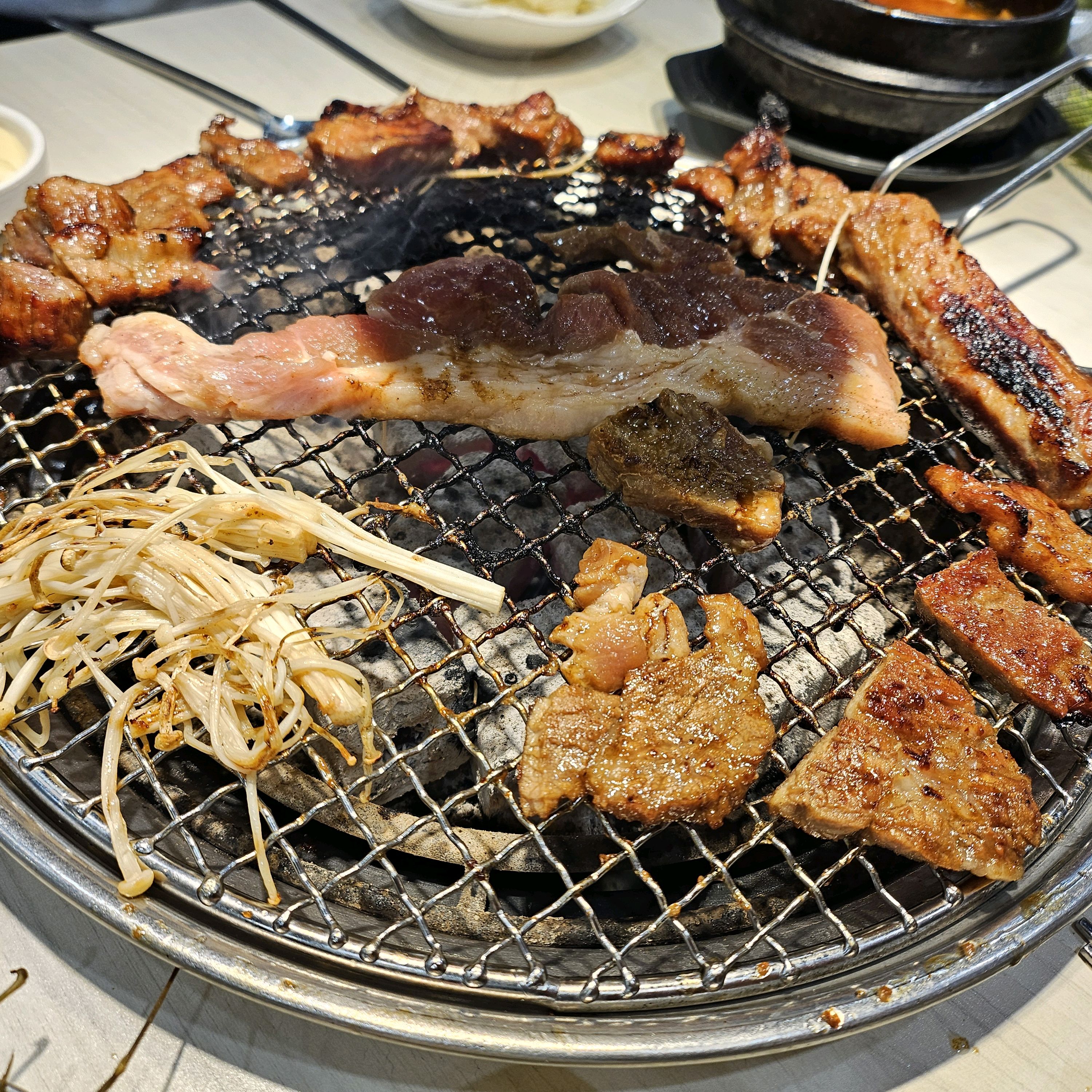 가족과 지인과함께 모임하기 조은곳~갈비가 제일 맛나요~여전히 사람은 많네요;; 근데 오늘