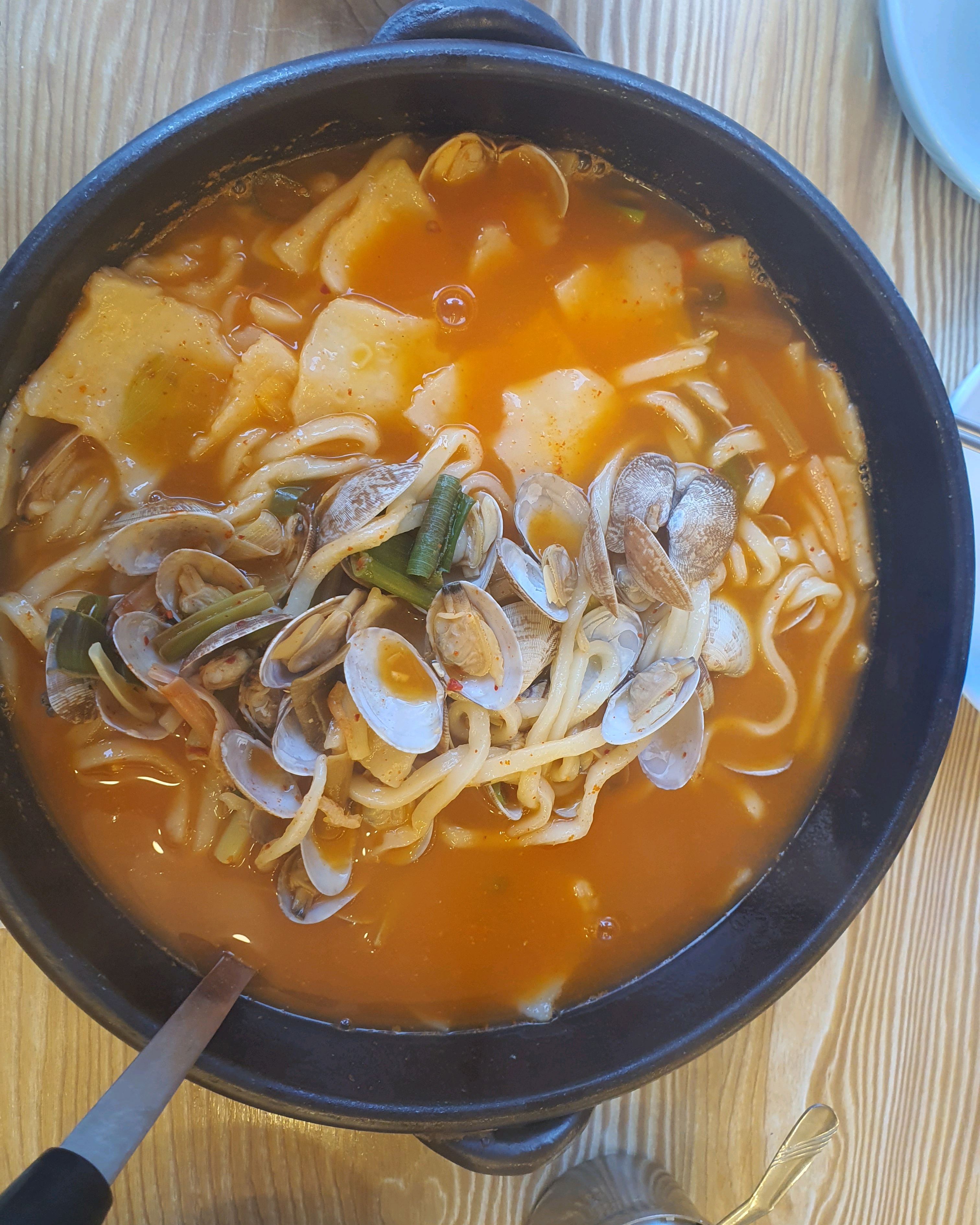 오늘은 얼큰칼제비~시원하고 바지락도 넉넉하게 넣어주고 김치도 맛나요. 개인적으로는 얼큰칼제