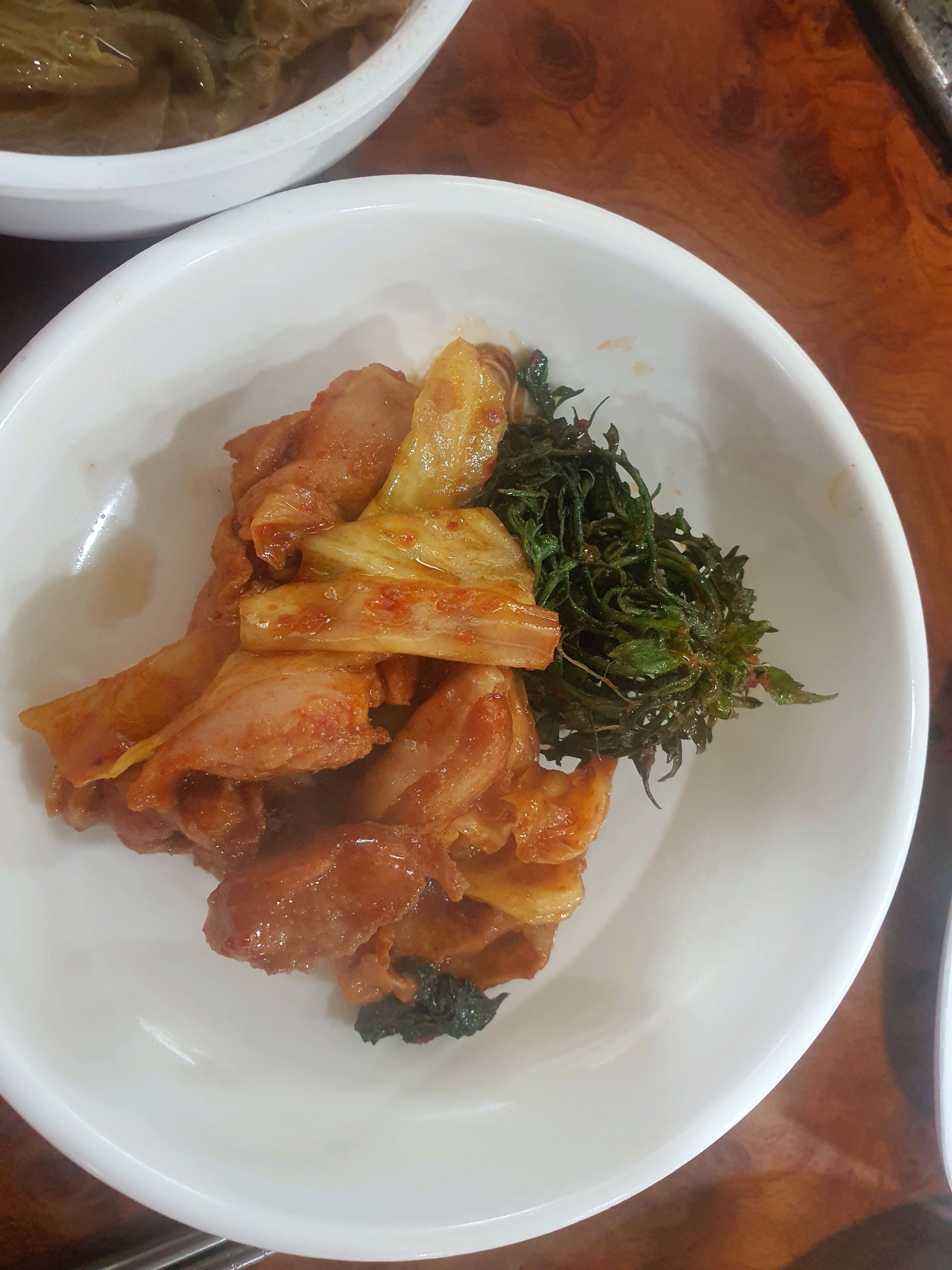 한 그릇에 담긴 닭갈비와 함께 나온 나물무침