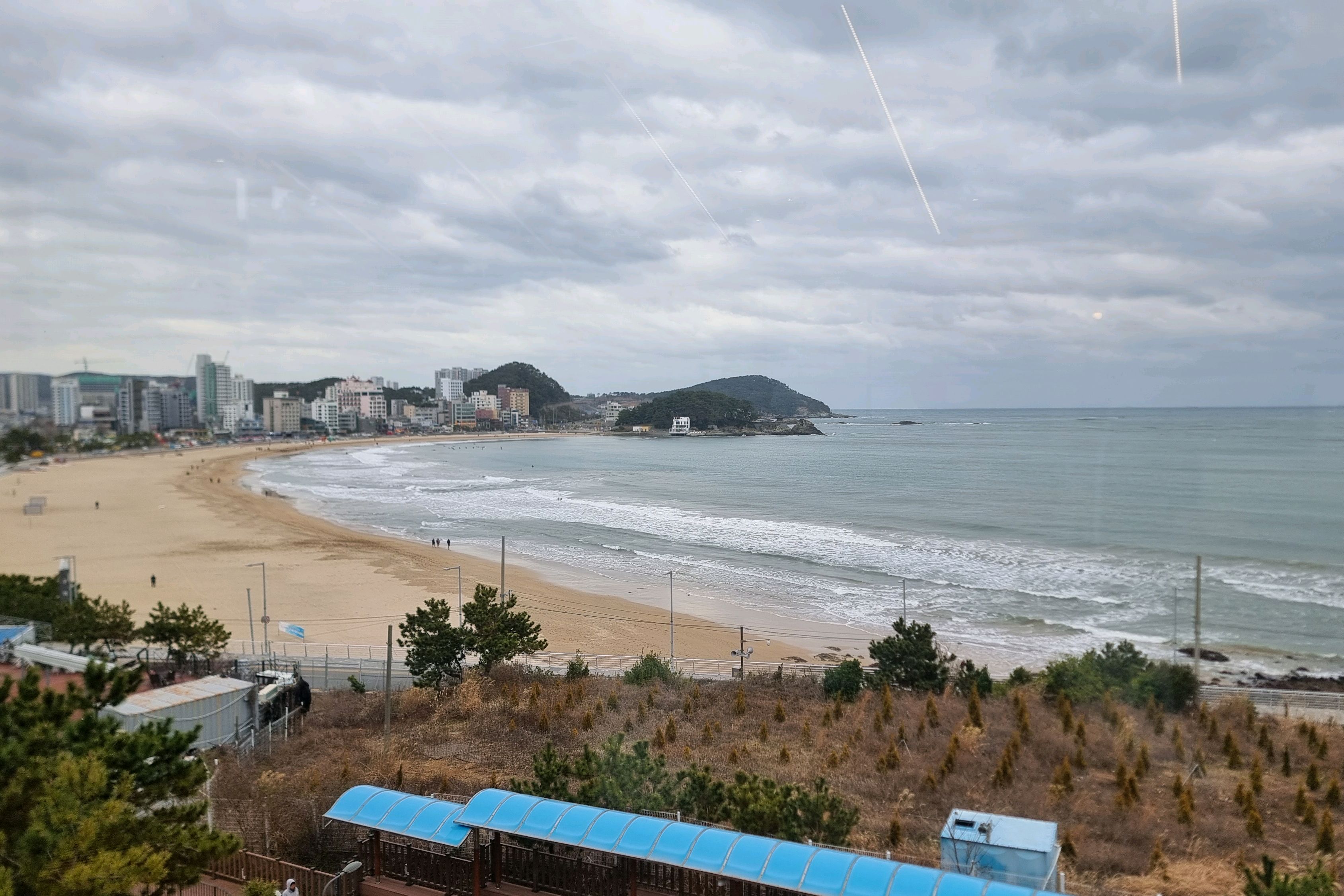 송정에서 해운대역으로 걷다가 너무 예쁜 오션뷰카페가 보여서 갔는데 창도 크고 해변도 예쁘고