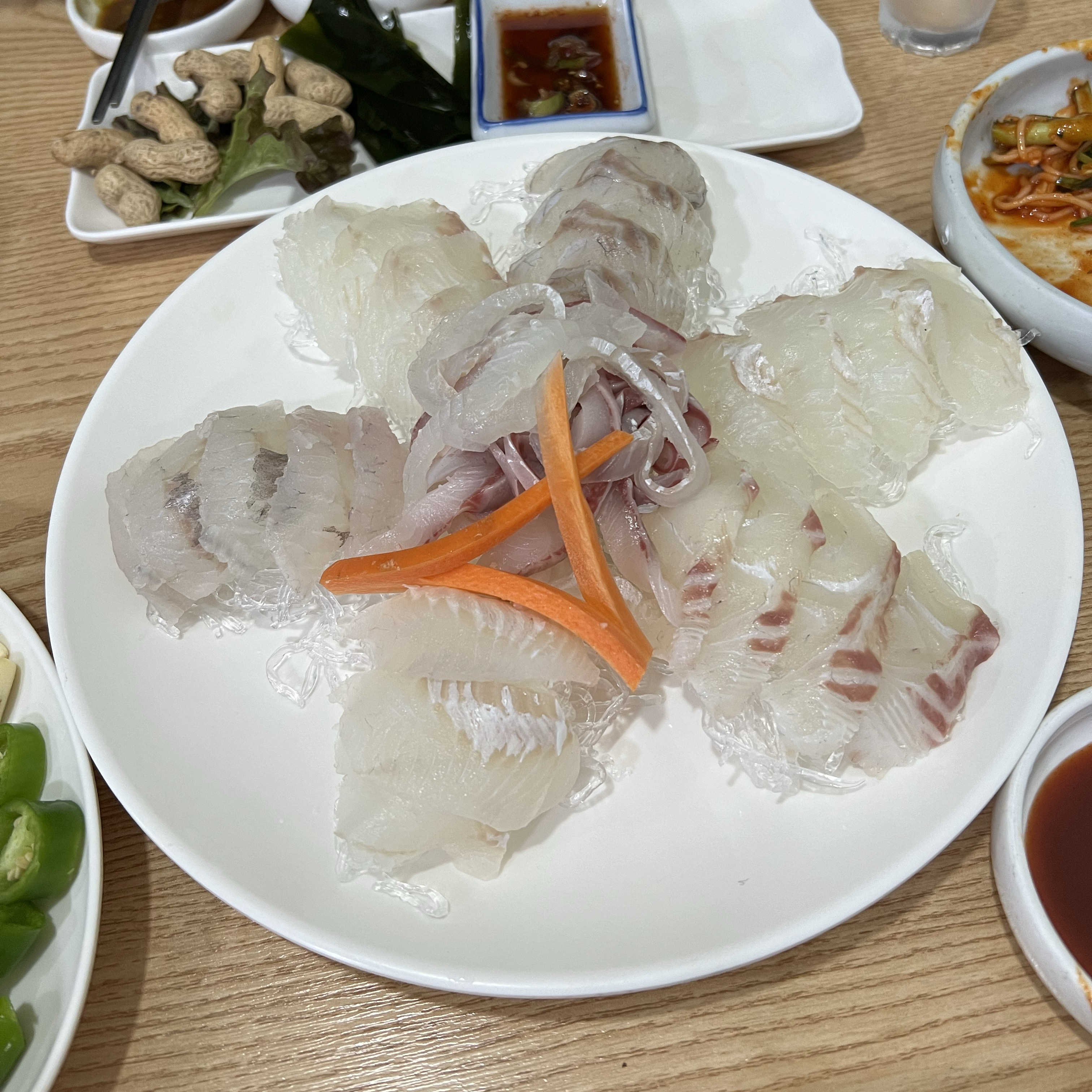 기본 안주도 맛있고 회도 맛있고 매운탕은 개미쳤어요 ㅠ 진짜 존맛.. 사장님 오래오래 건강