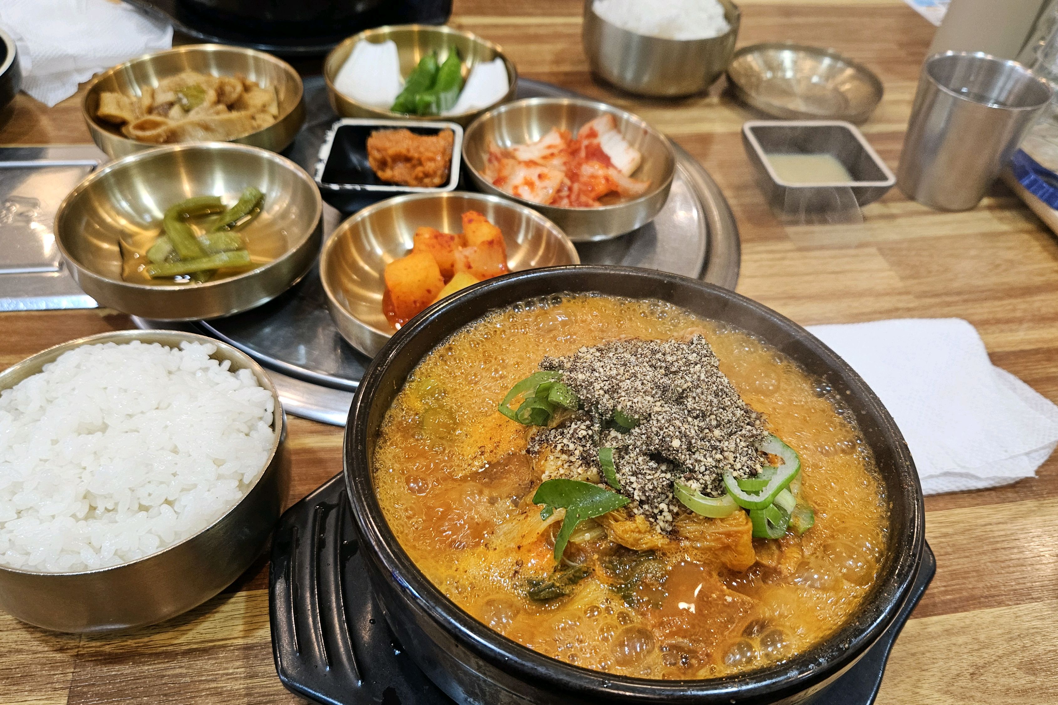 뼈에 살이 많네요. 양념이 진하고 다 먹은 후 입에 조미료맛이 많이 남아요. - 제주 맛집 24시제주해장국