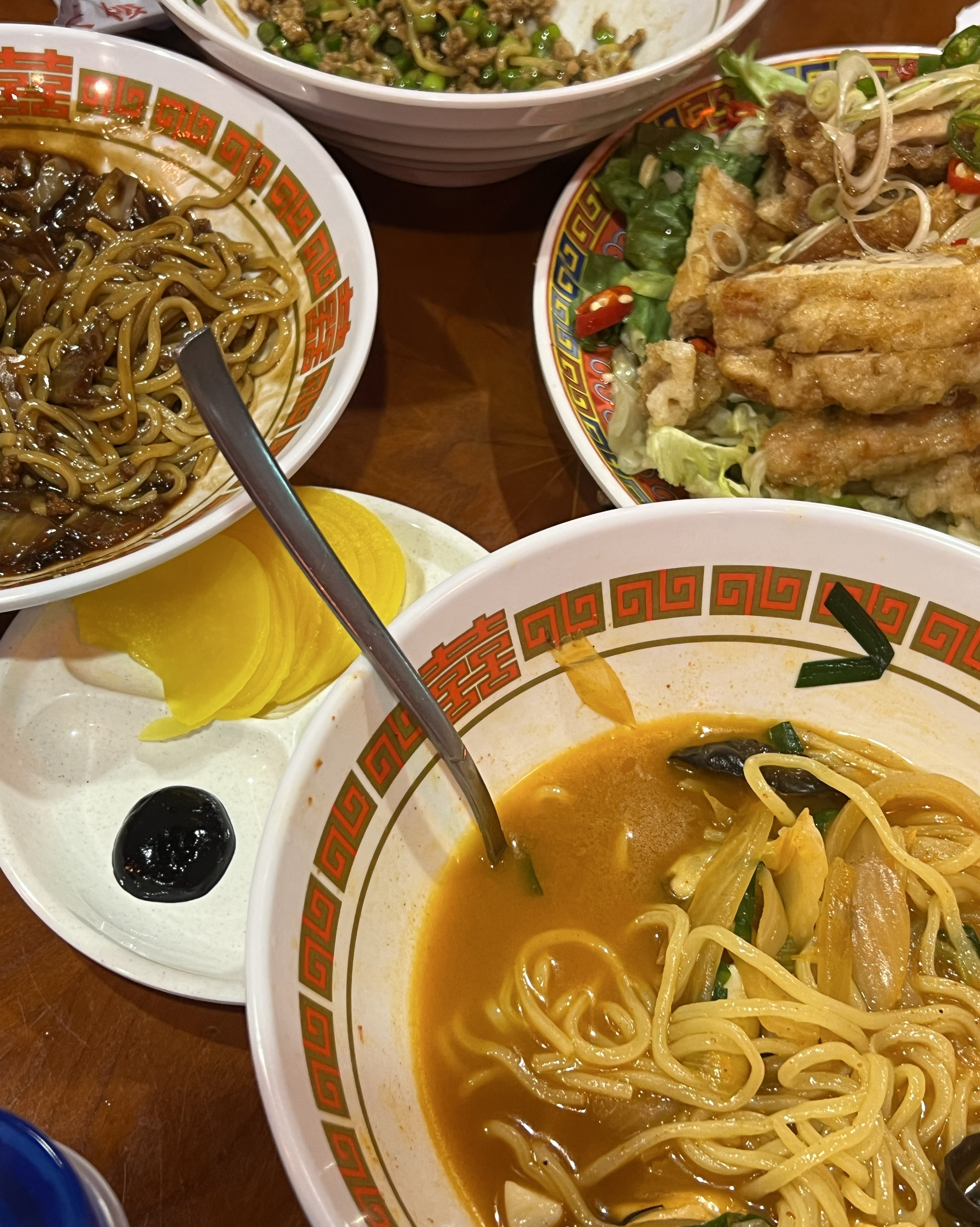 너무 맛있어서 수원에서 데이트할때마다 꼭꼭 들르게되는 곳입니다. 특히 마늘쫑면은 이곳 시그