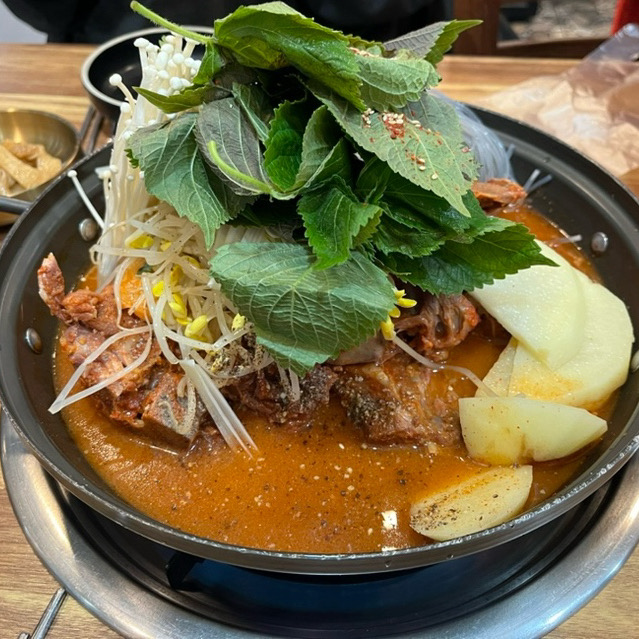 3명이서와서 라면사리에 볶음밥까지 맛있고 배부르게 잘먹었어요. 같이온 지인분들도 너무 맛있