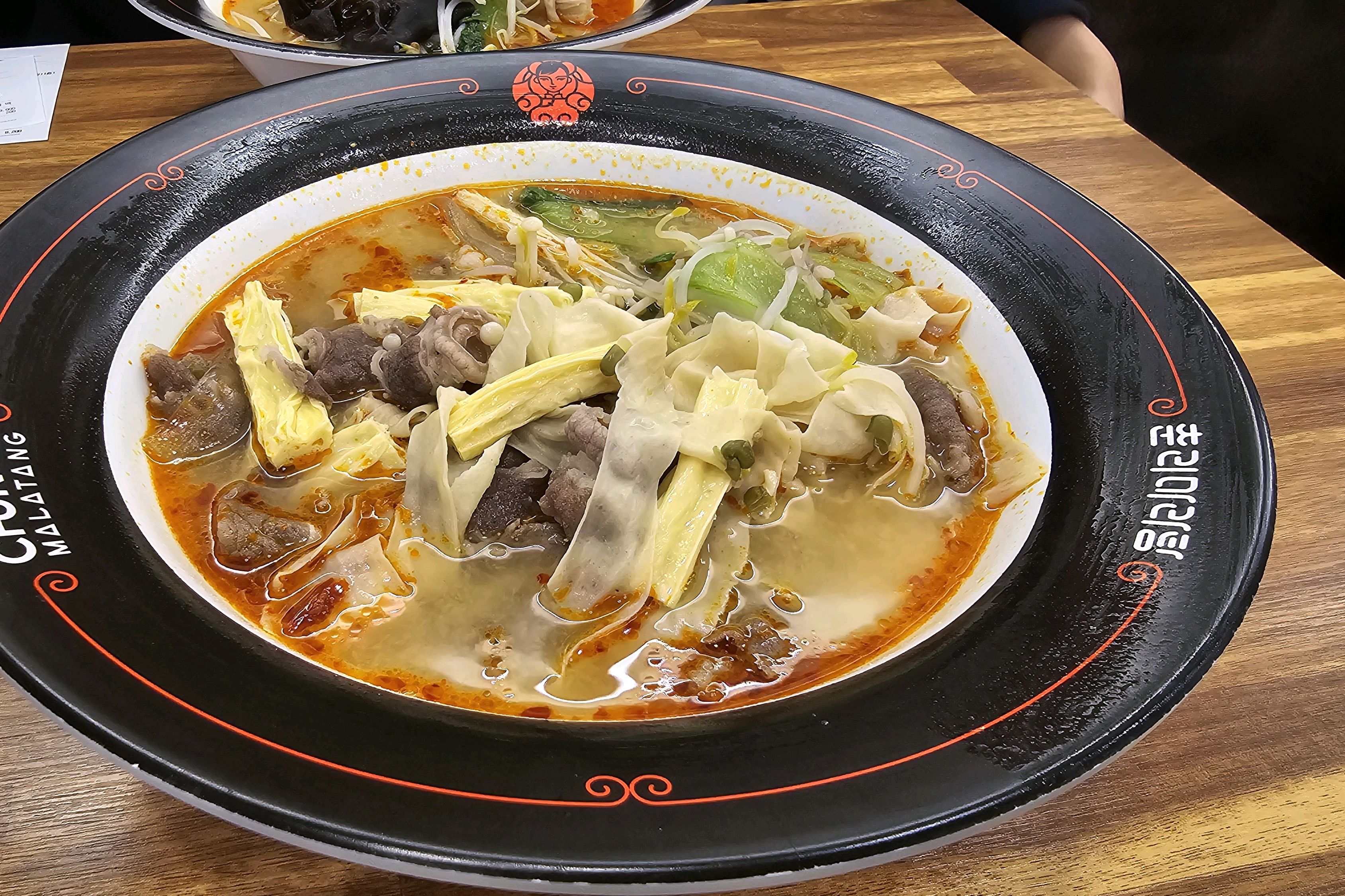 매장이 넓고 깔끔합니다. - 천호동 맛집 춘리마라탕 천호점