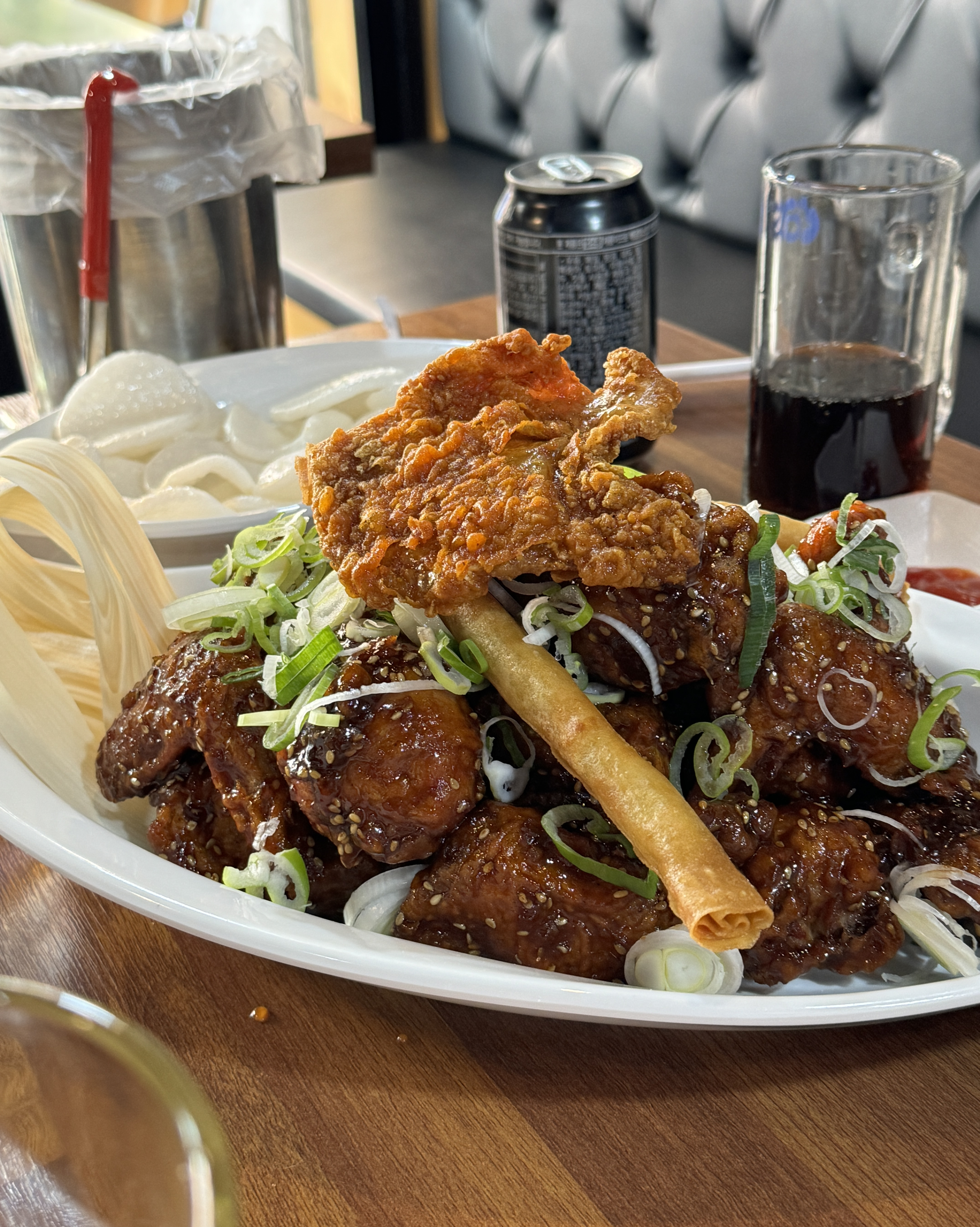 사장님이 무척 친절하시고 먹어본 인생치킨중에 하나가 되었습니다. 기본 안주도 너무 맛있고