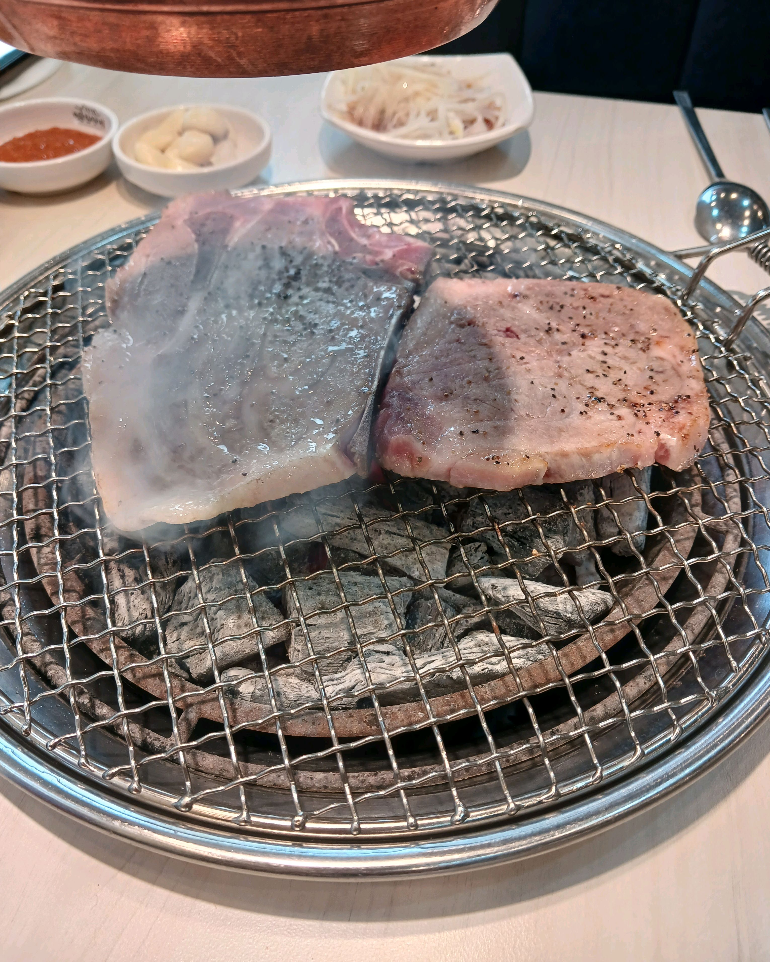 사진상에고기색이이상하게나오는데그늘이져서그래요.유명한명륜이궁금해서방문했어요 - 부평시장 맛집 명륜진사갈비 부평시장역점