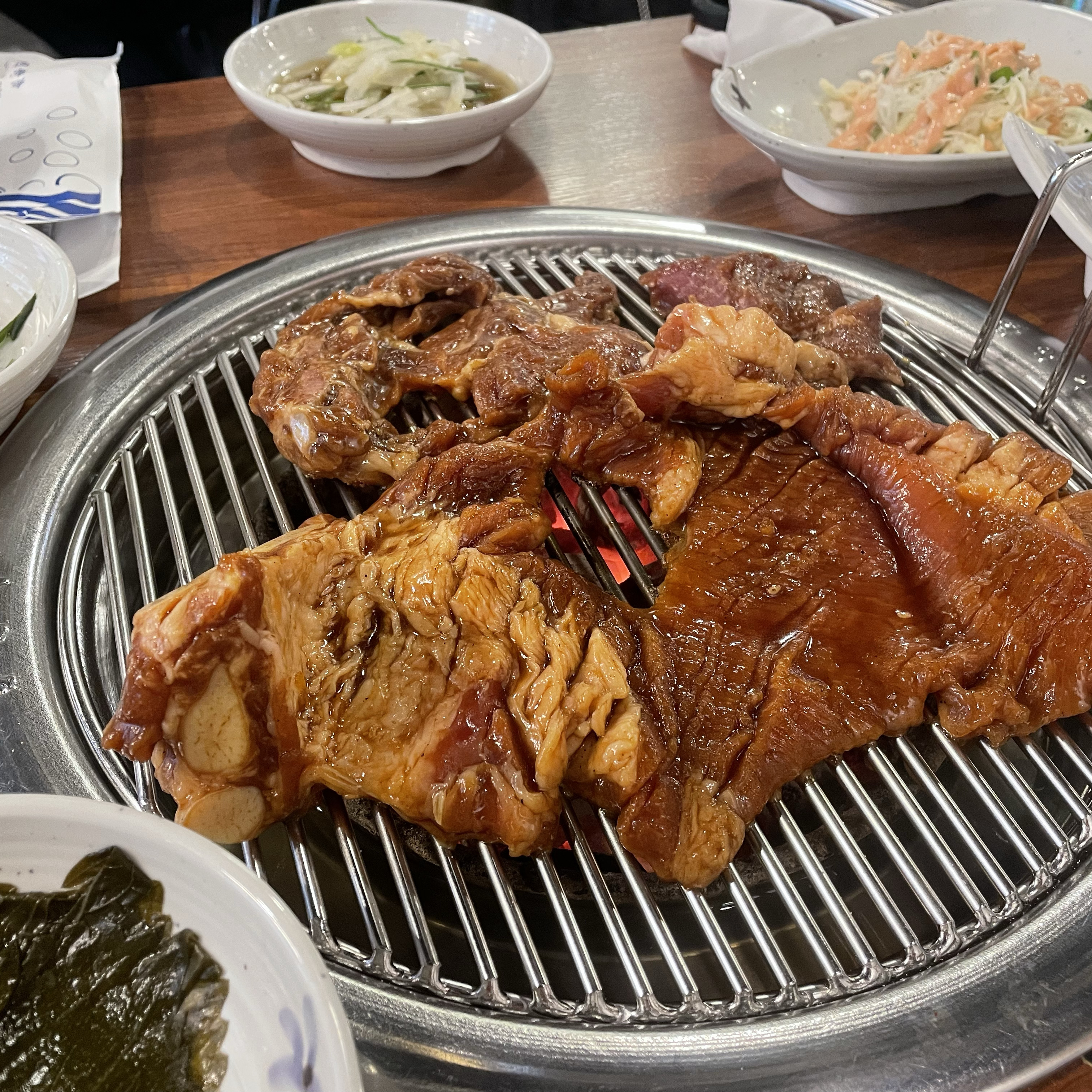 고기도 맛있고 계속 잘 봐주시고 반찬이 진짜 잘나와요! - 천호동 맛집 1등돼지숯불갈비