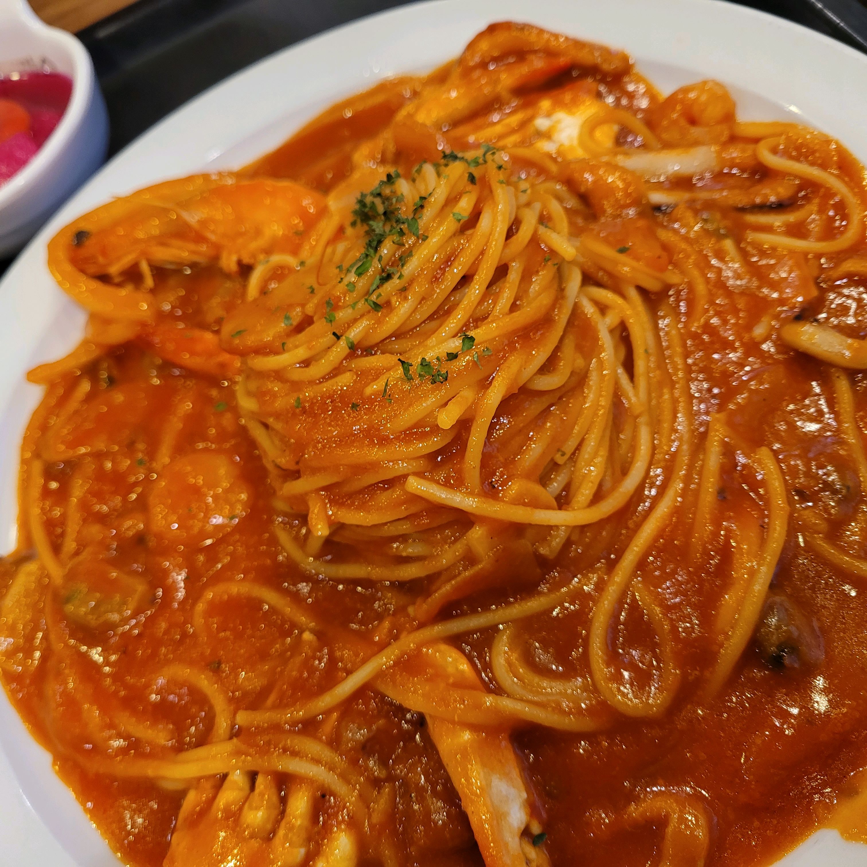 스파게티는 맛있어졌고..정식시켰는데 돈까스는...고기가 좀 얇아진것 같아서 식감이 .. 좀