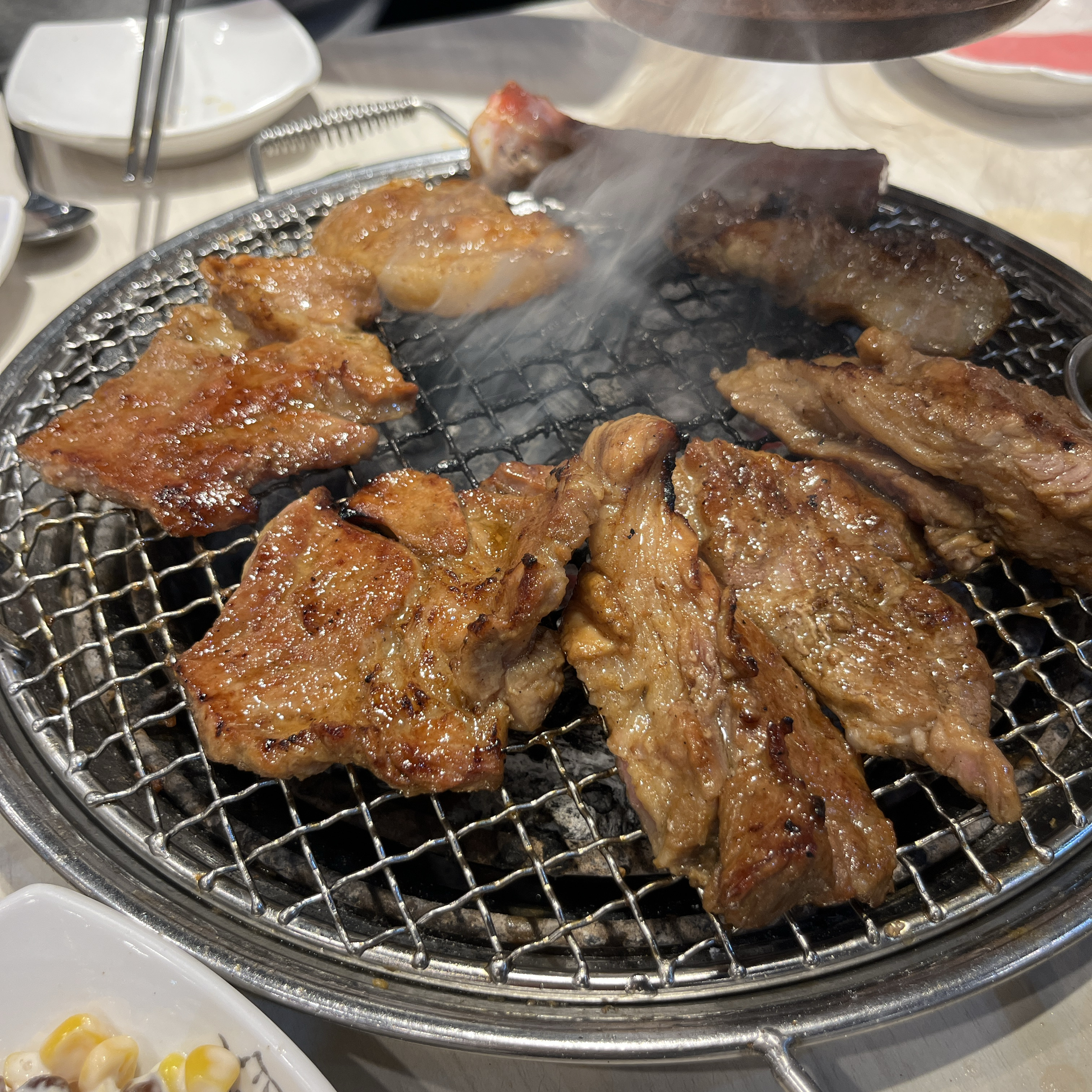 믿고 가는 명륜진사갈비는 양념갈비도 맛있고 삼겹살,숯불닭갈비,목살,껍데기 등 다 맛있는 것
