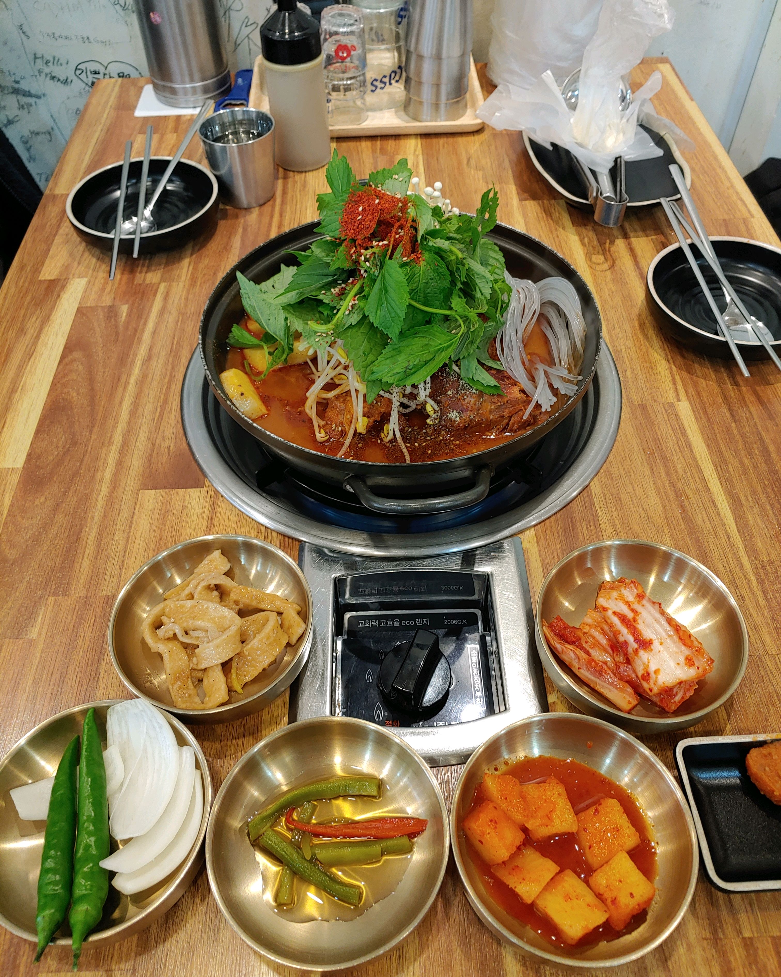 칼칼한 맛의 감자탕이에요 - 제주 맛집 24시제주해장국