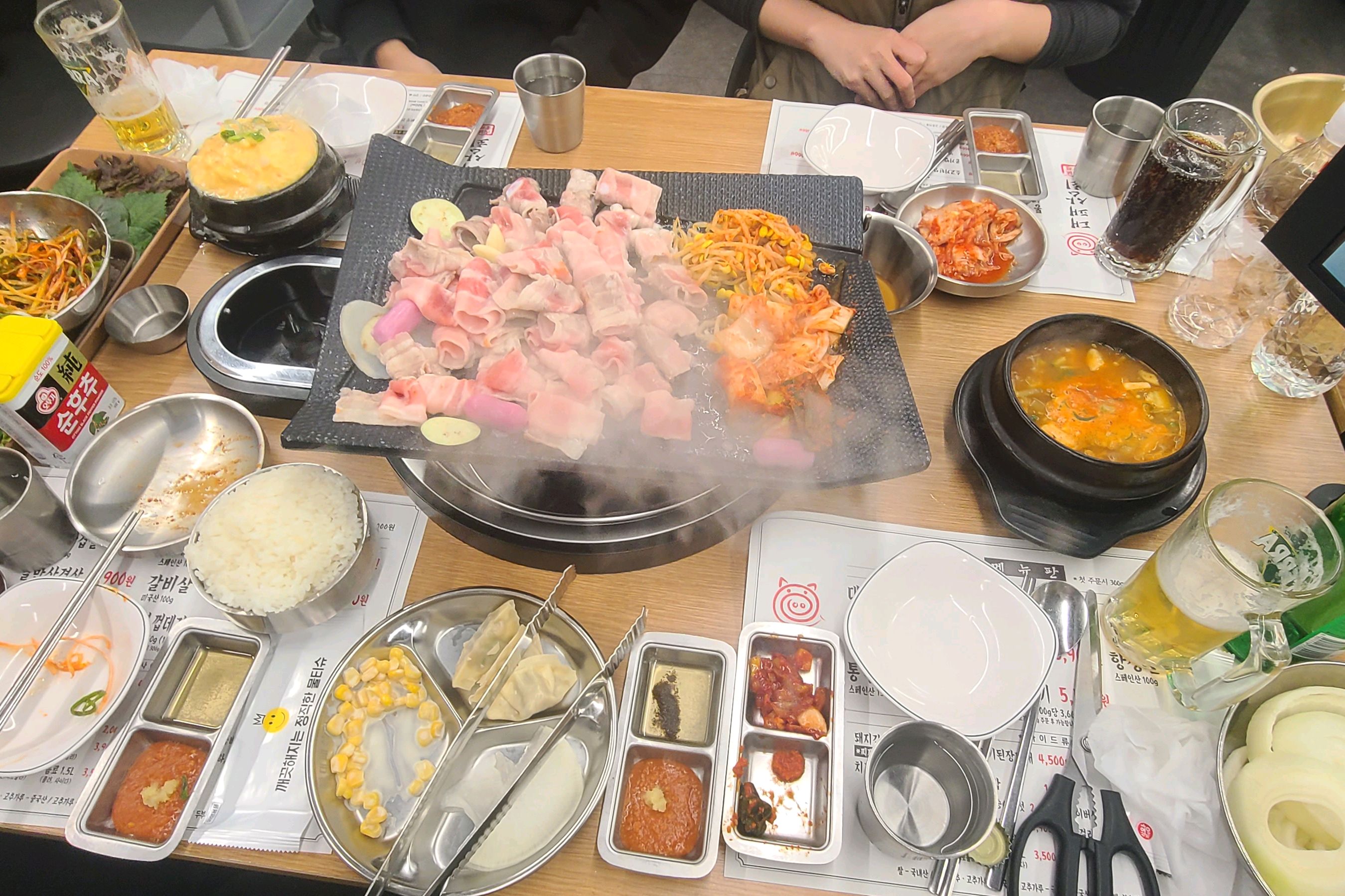 오늘 방문한 대패삼겹살집은 정말 매력적이었습니다. 우선, 고기의 신선함과 품질은 정말 맛있