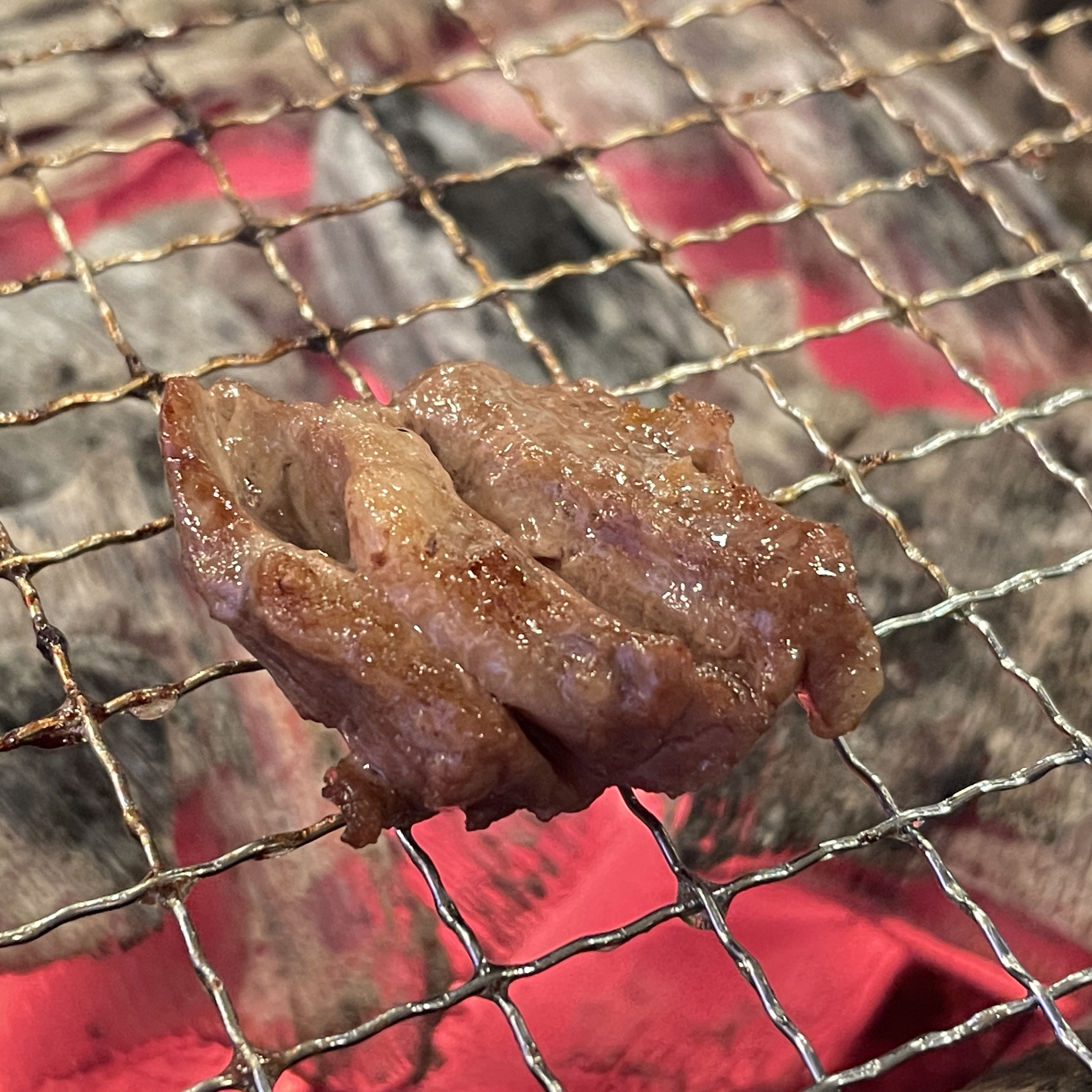 푸짐하게 차려진 식탁 위의 다양한 음식들