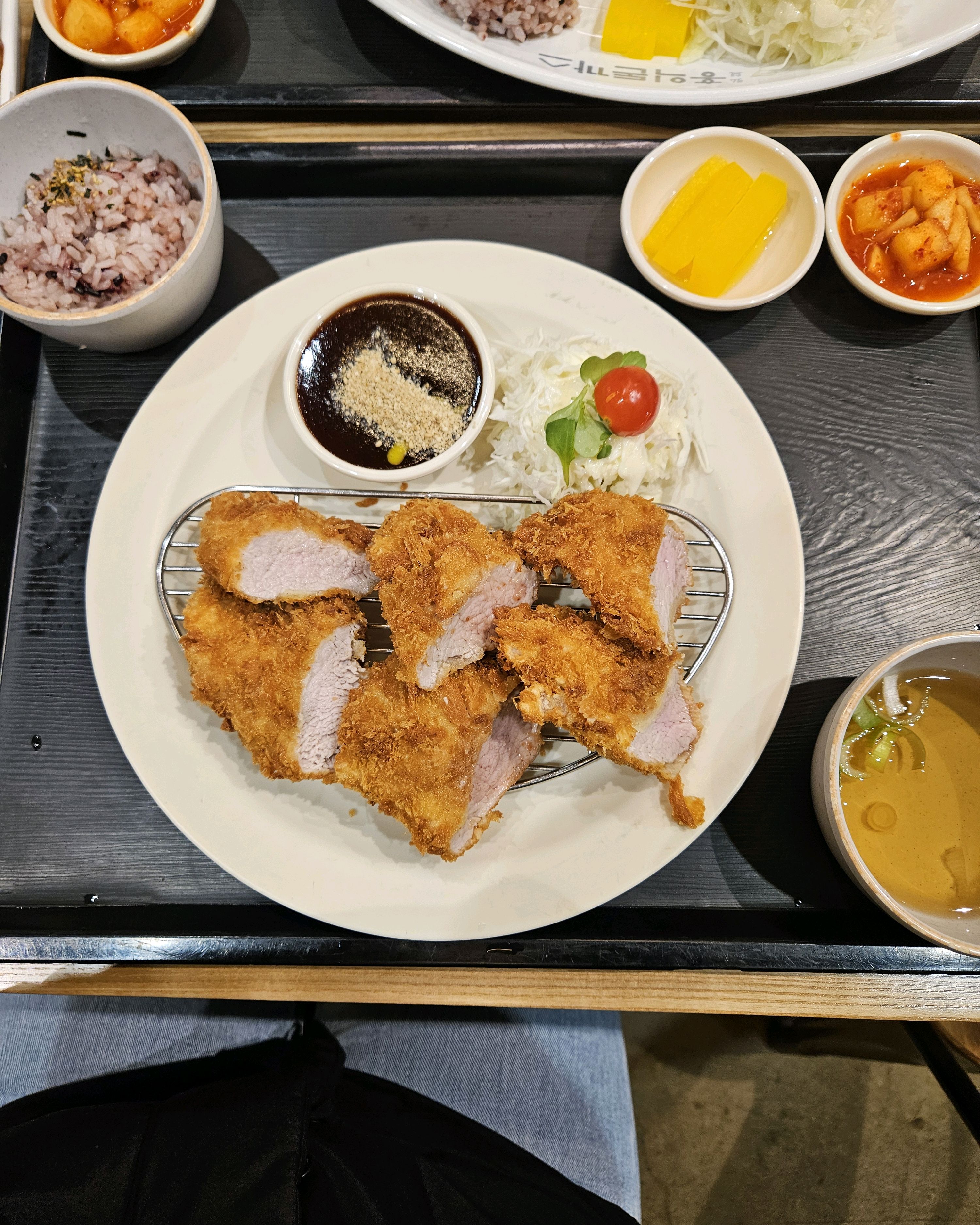 홍익돈까스 엄청 크고 맛있어요. 볶음우동은 불맛나고 안심은 부드럽고 가격착하고 맛있게 먹었