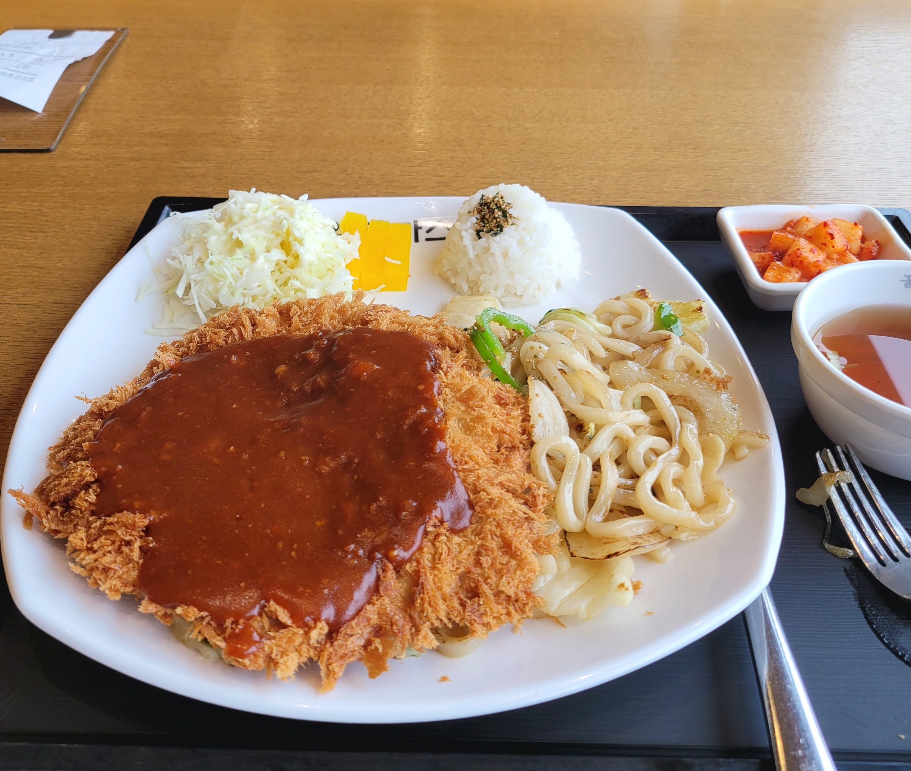 볶음우동과 돈가스는 맛있는데 우동국물 비린내가 조금 나네요 - 화성 남양 맛집 홍익돈까스 화성남양점