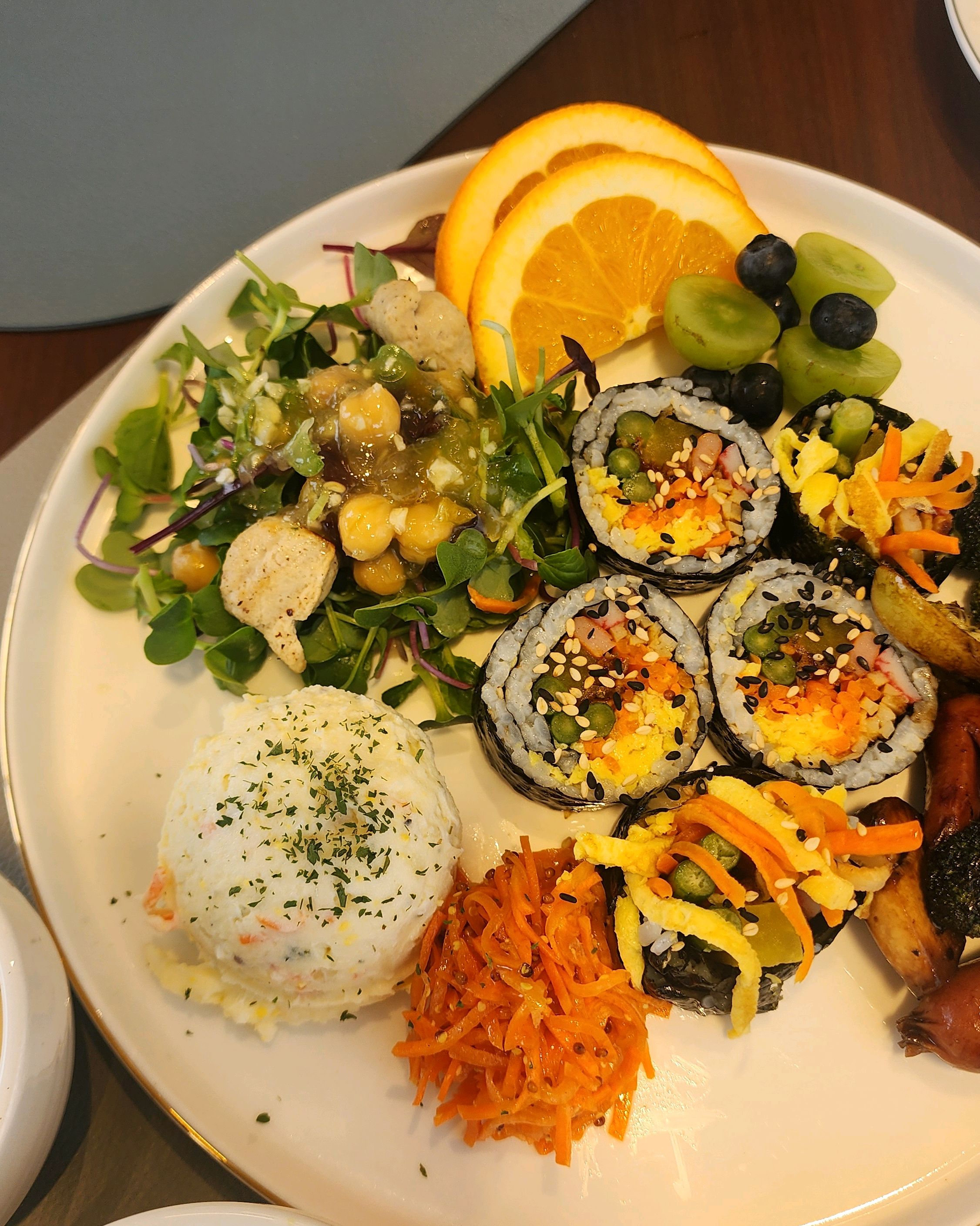 따끈따끈 신상 브런치카페♡ 분위기 예술! 출근전 김밥브런치 완전 신박하네요. 스텝도 친절
