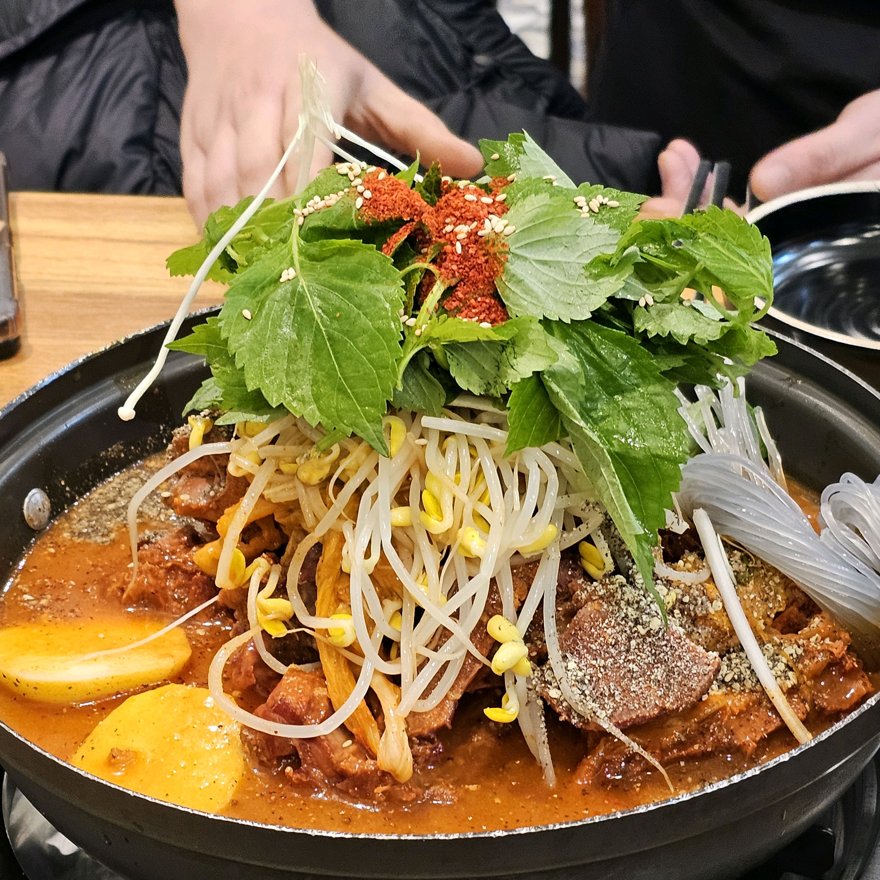 양도 많고, 맛있어요! 뼈가 잘 익혀져서 살이 잘 발라져요! 무엇보다 국물맛이 맛있네요 - 제주 맛집 24시제주해장국