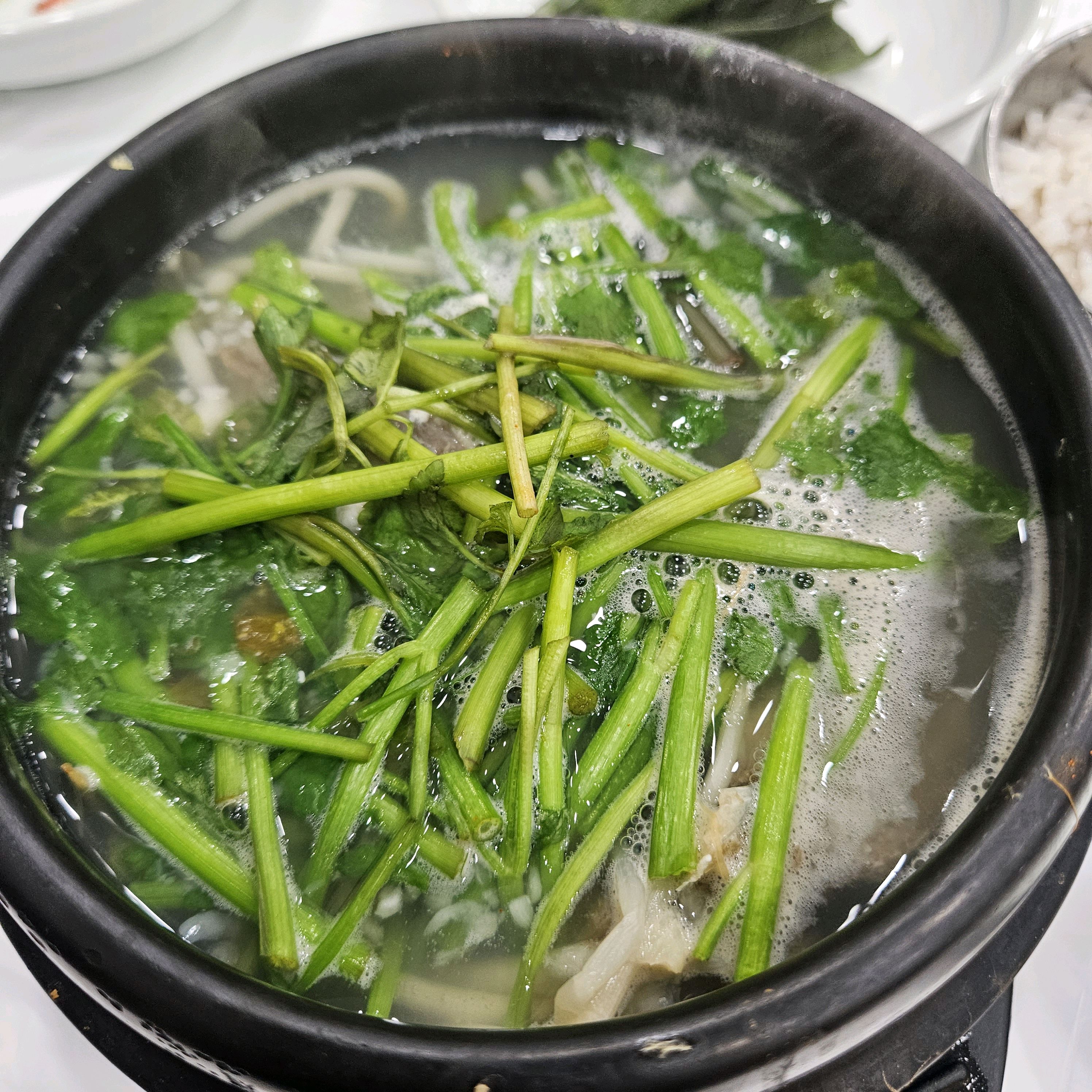 50년 전통의 복구 맛집 영주복국입니다. 밑반찬도 정갈하게 나오고 간이 세지 않아 맛있어요