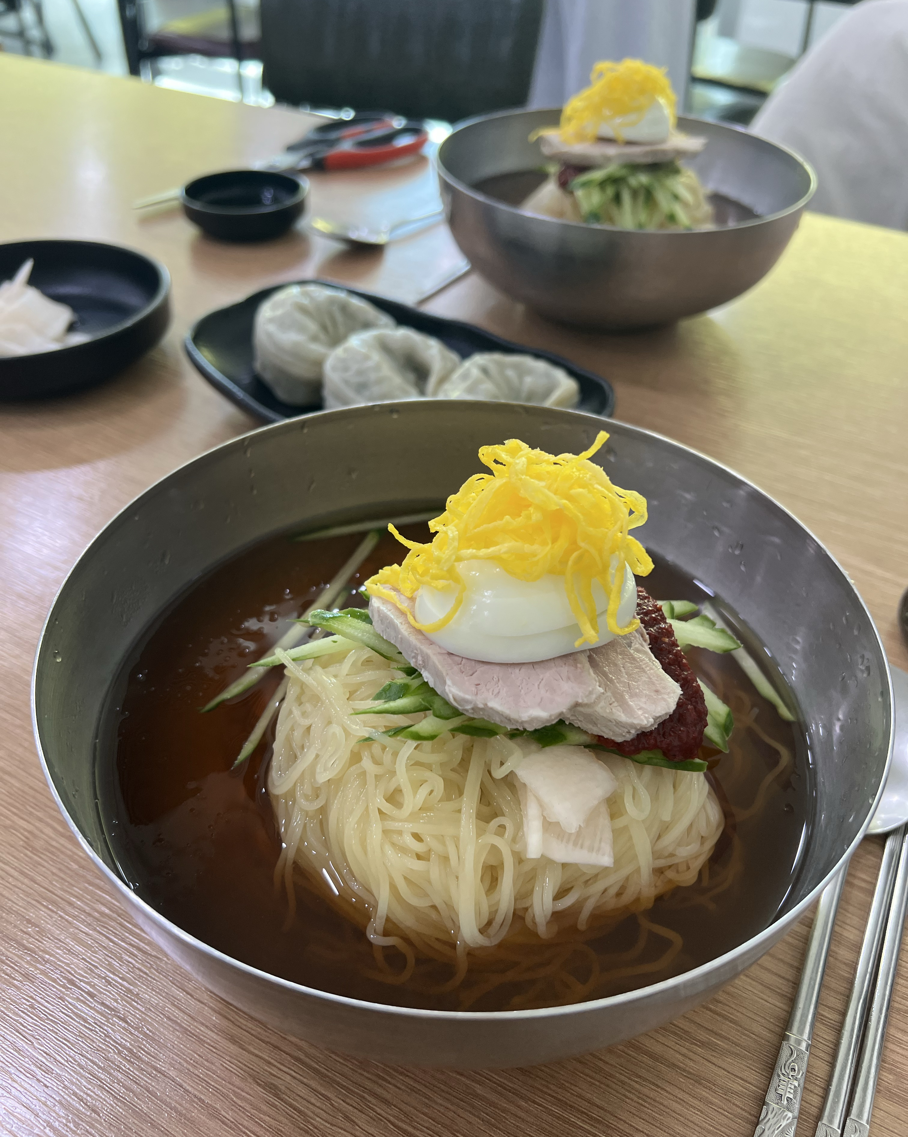 언제 한번 먹으러가야지~~하고 잇다가 드디어 먹으러간 가야밀면! 육수맛만 봤을때 한약 맛이