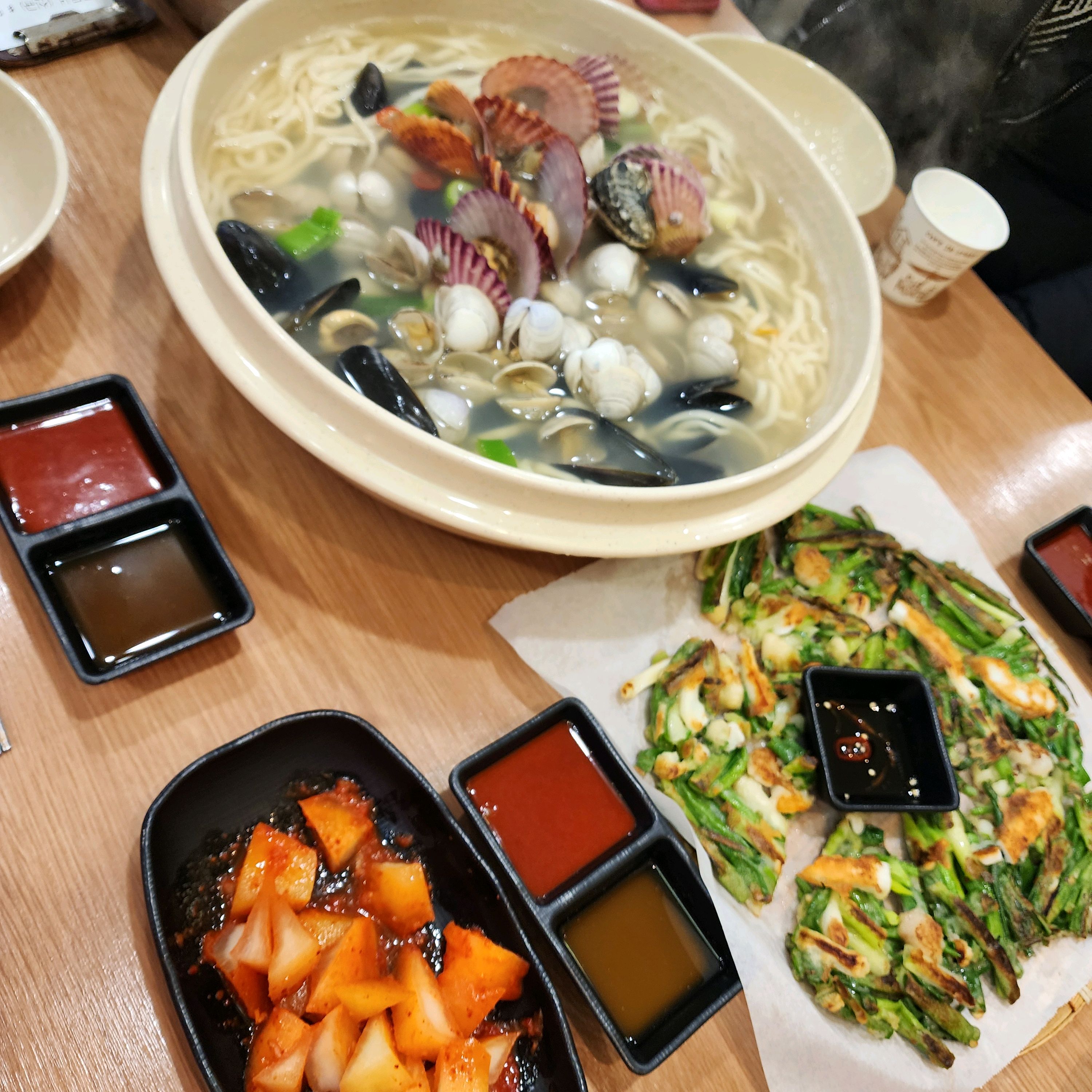 해물칼국수는 항상 여기에서 먹습니다아!! 너무맛있고 또오 말있습니다아!! 가격도 양도 맛도