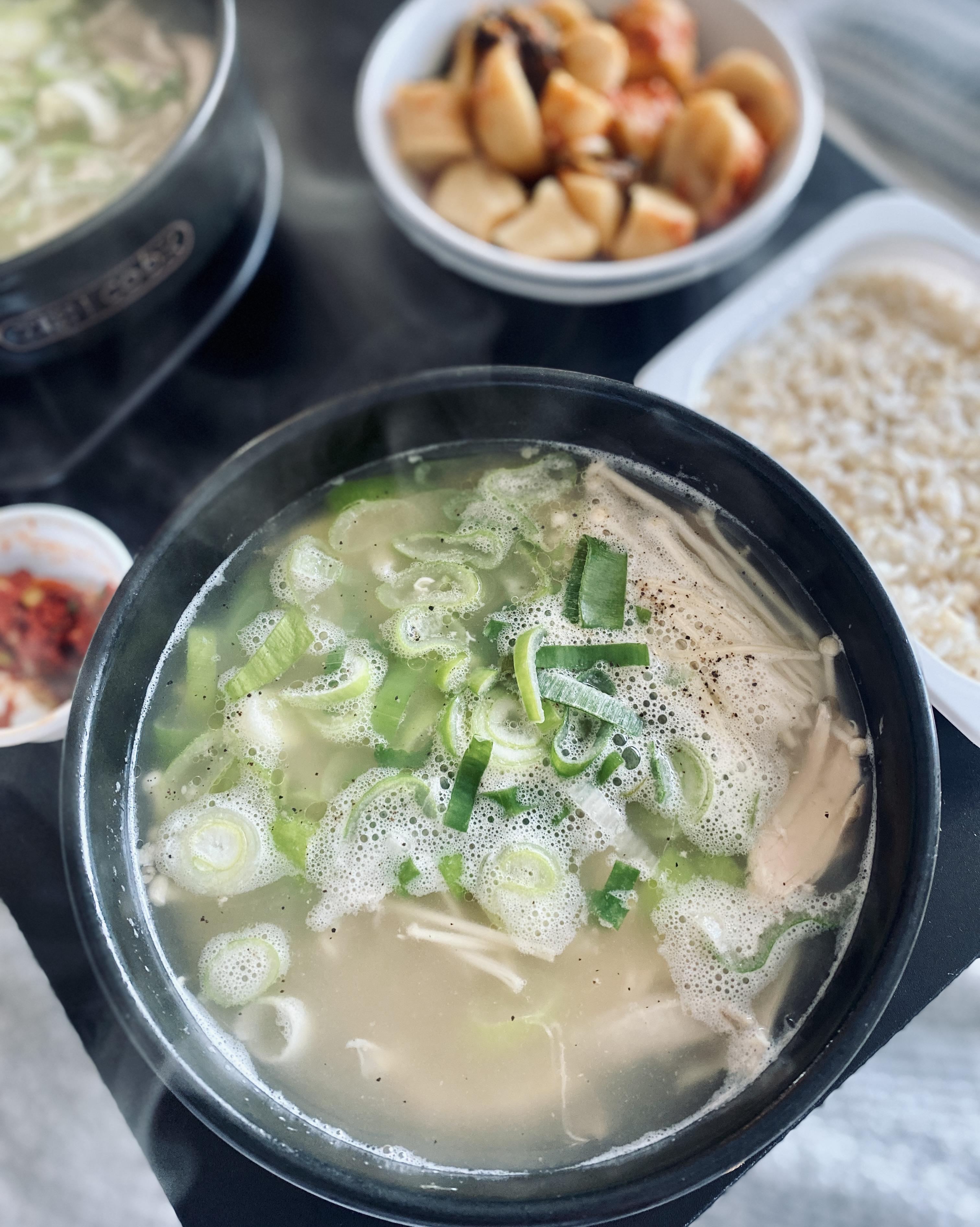 사람이 많아서 포장해서 집에와서 당면 넣고 팽이버섯 넣고 파넣고 끓여 먹었는데 포장이라 그